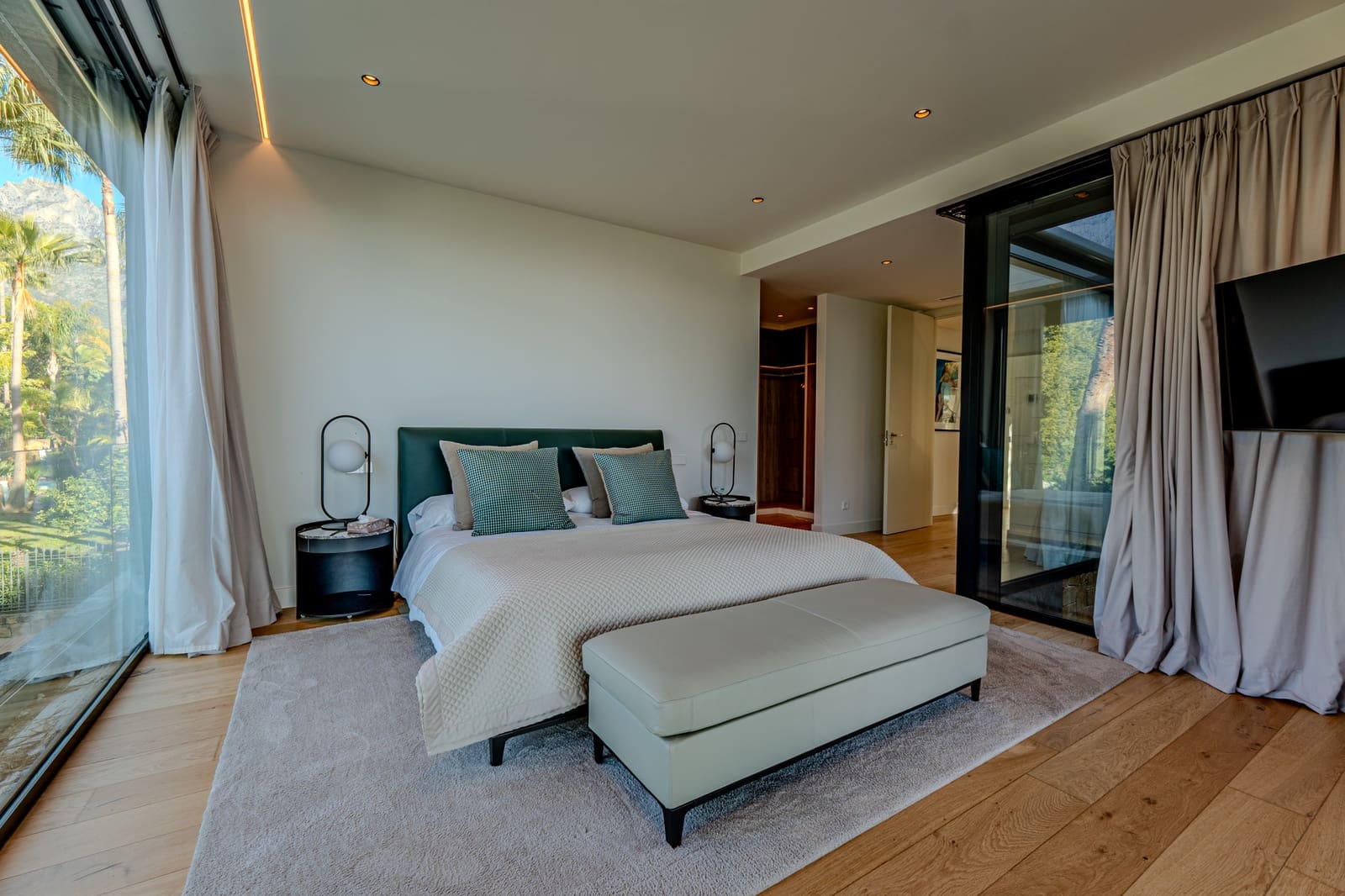 5 bedroom Villa for sale in Marbella with pool garage - € 3,850,000 (Ref: 9245834)