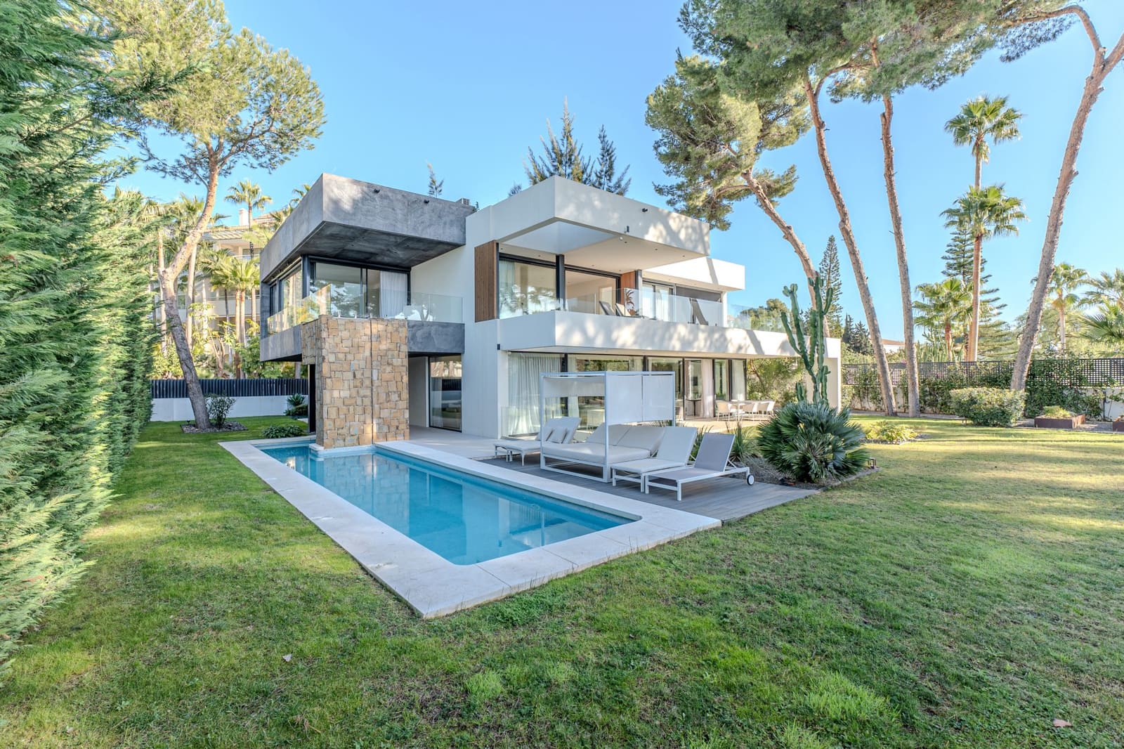 5 bedroom Villa for sale in Marbella with pool garage - € 3,850,000 (Ref: 9245834)
