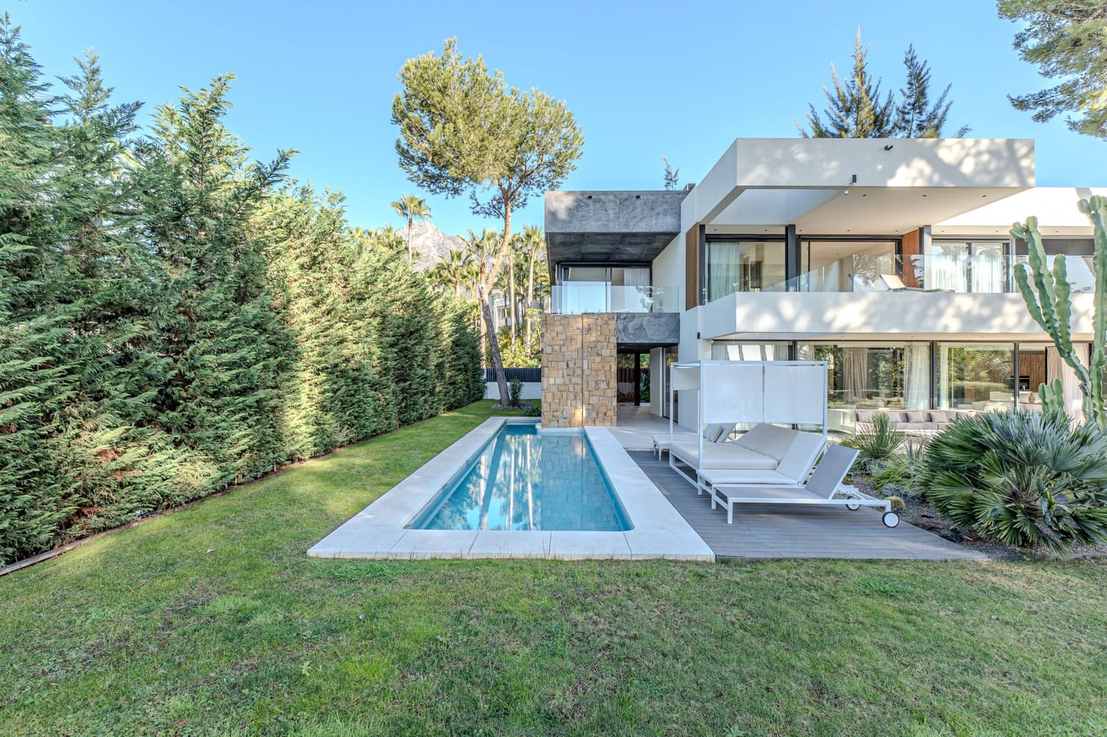 5 bedroom Villa for sale in Marbella with pool garage - € 3,850,000 (Ref: 9245834)