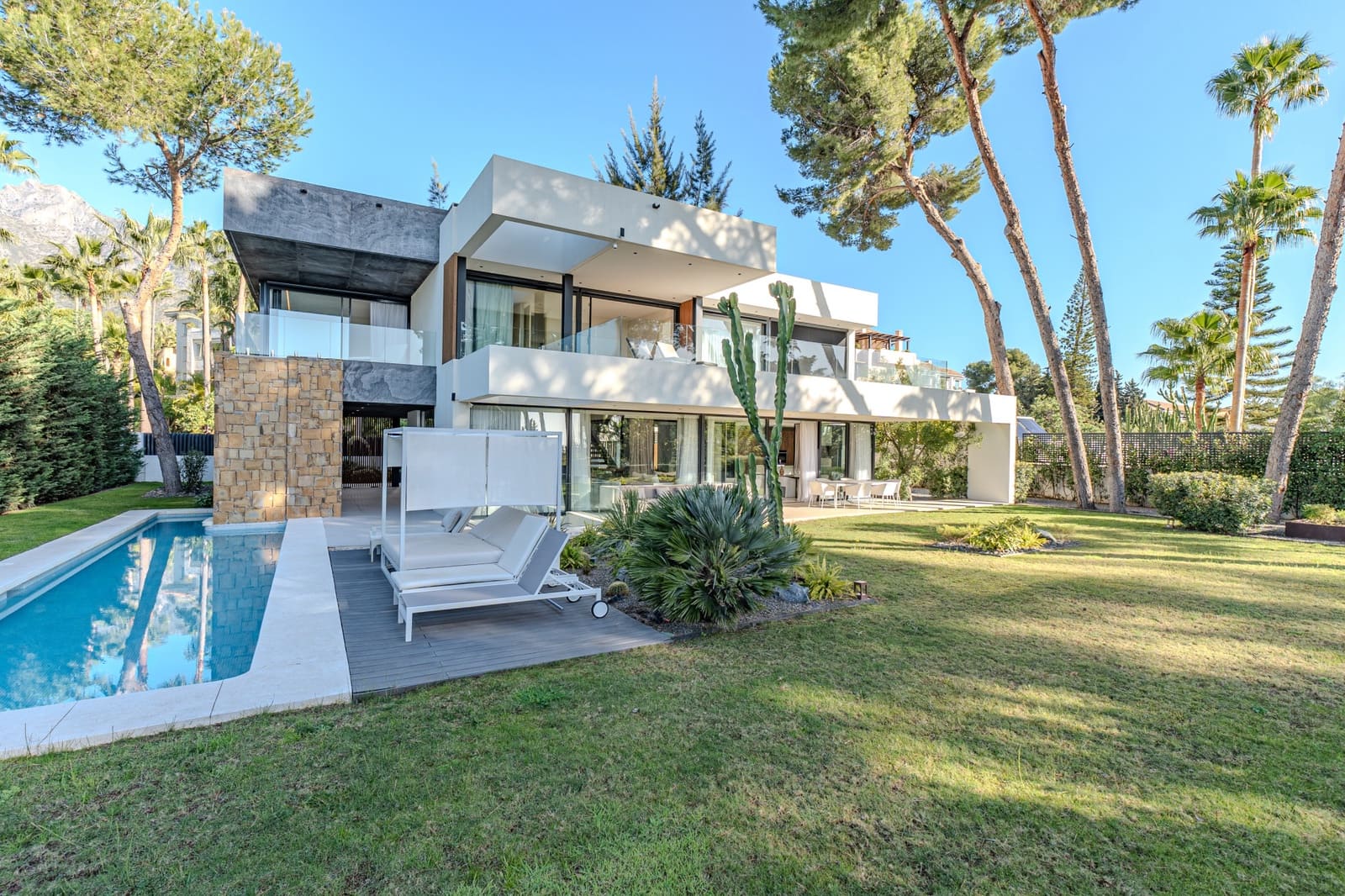 5 bedroom Villa for sale in Marbella with pool garage - € 3,850,000 (Ref: 9245834)