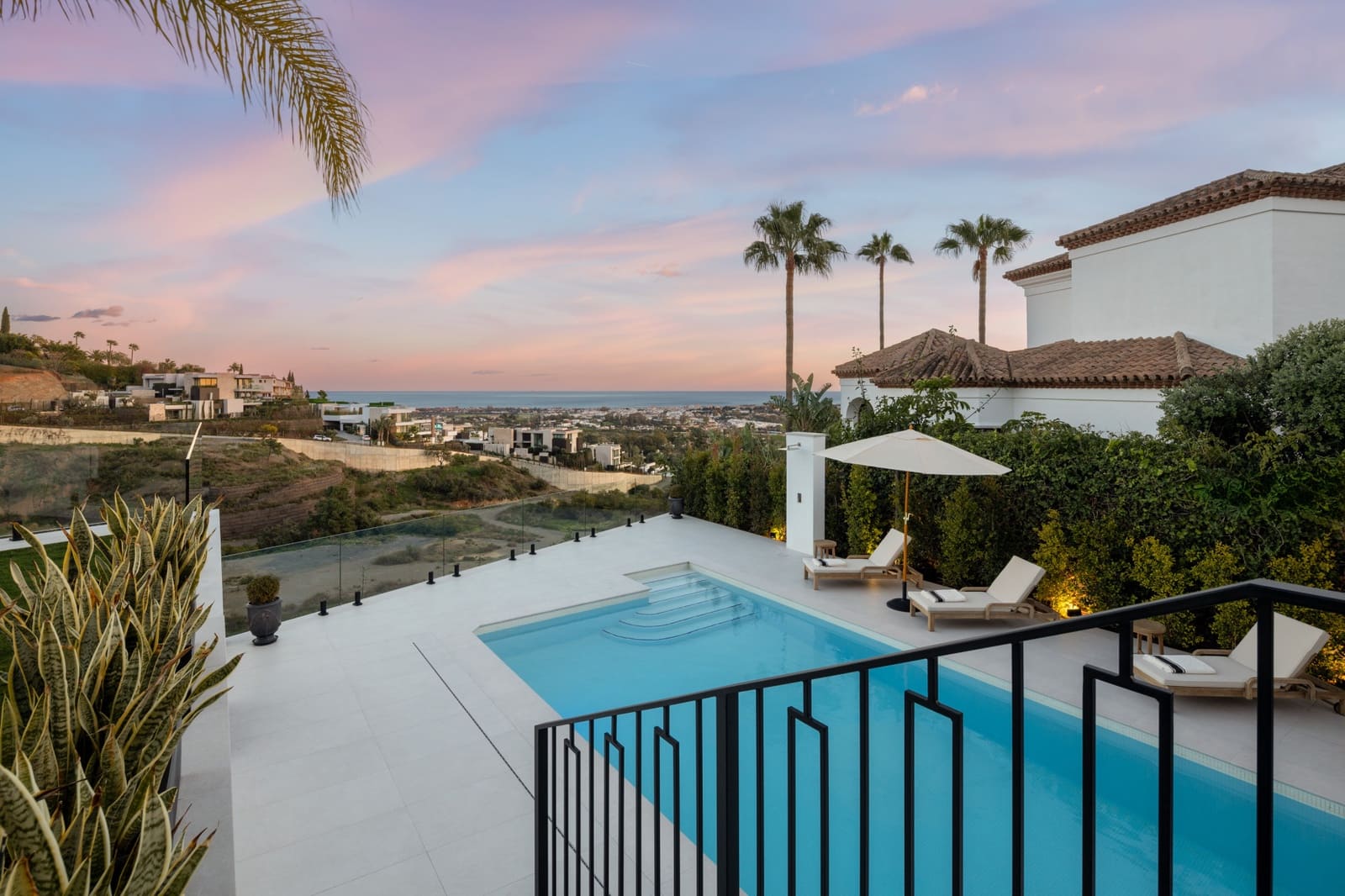 5 bedroom Villa for sale in La Quinta with pool garage - € 4,900,000 (Ref: 9245839)