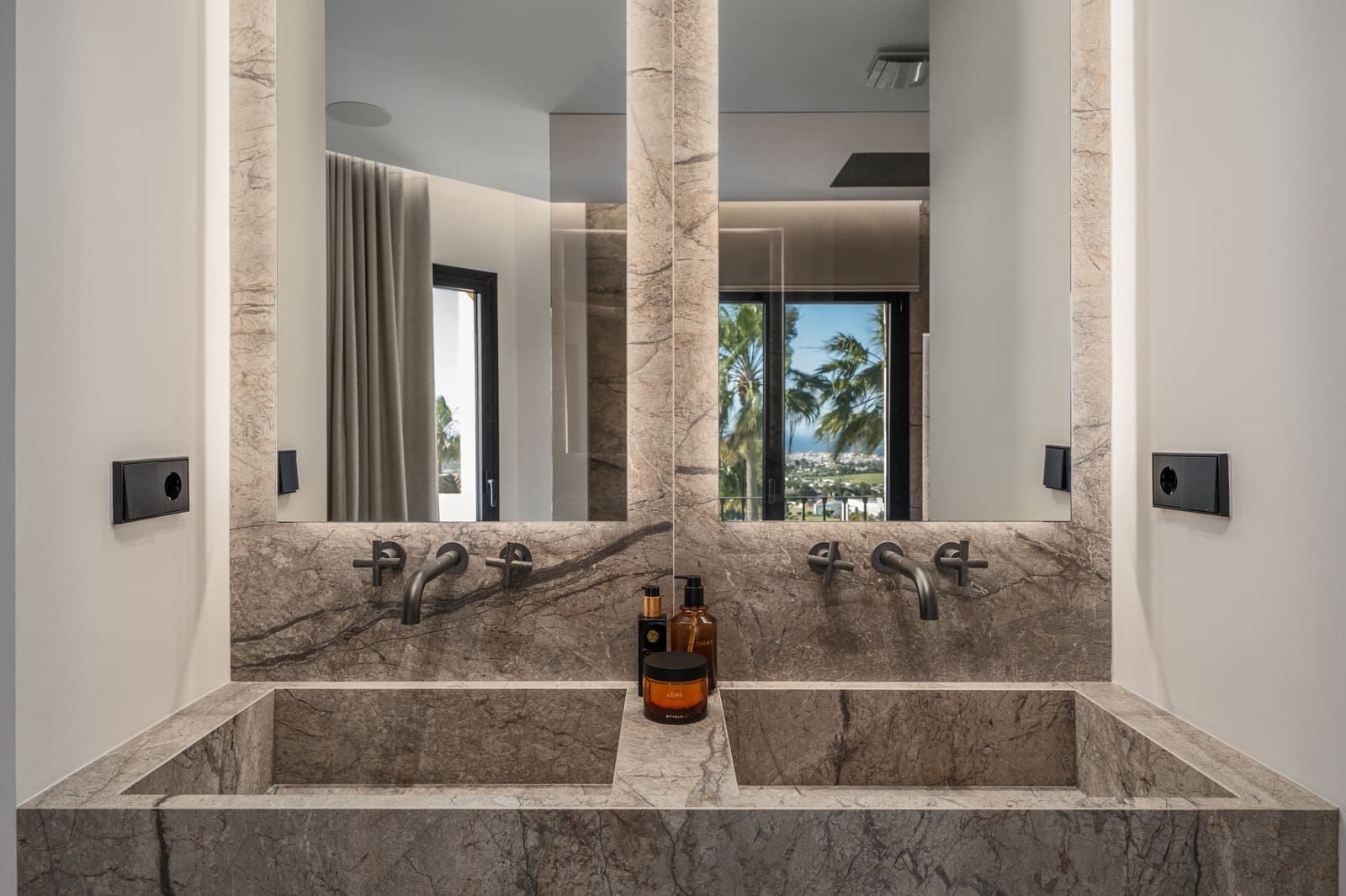 3 soveværelse Byhus til salg i La Quinta med swimmingpool garage - € 1.750.000 (Ref: 9245843)