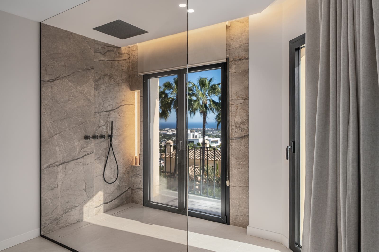 3 soveværelse Byhus til salg i La Quinta med swimmingpool garage - € 1.750.000 (Ref: 9245843)