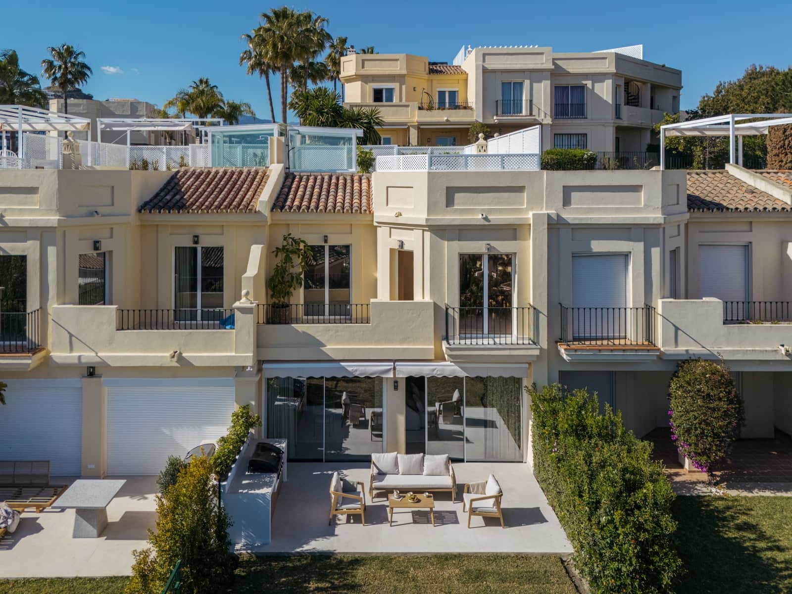 3 soveværelse Byhus til salg i La Quinta med swimmingpool garage - € 1.750.000 (Ref: 9245843)