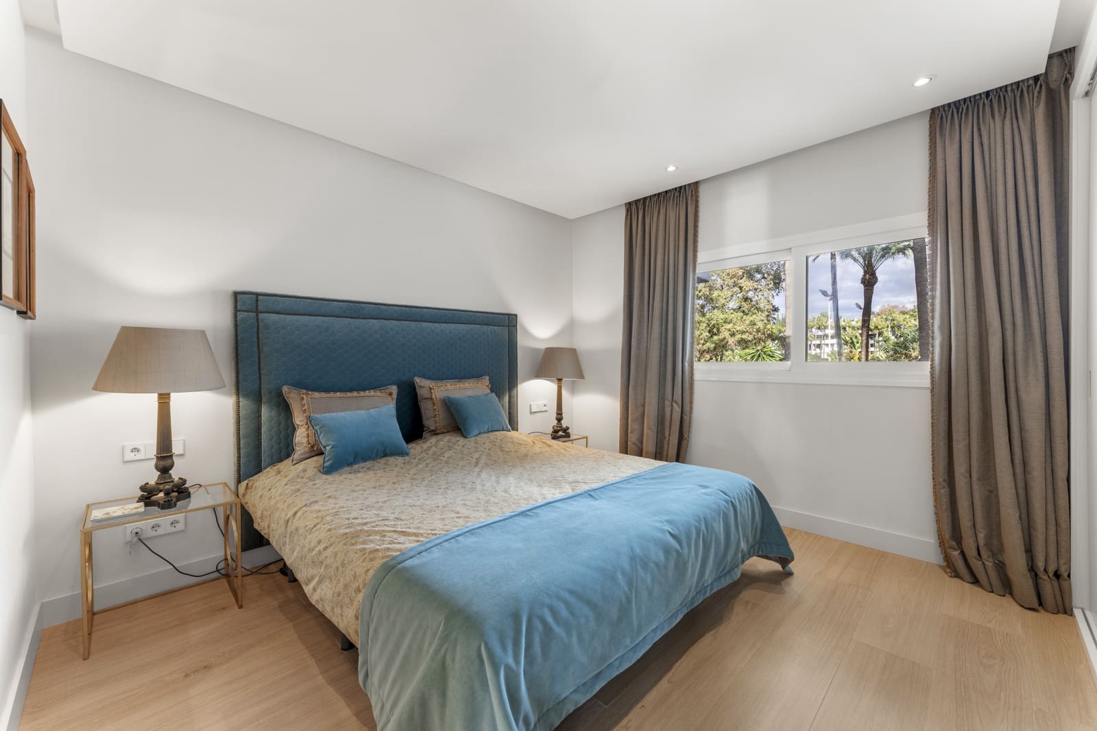 3 sypialnia Apartament na sprzedaż w Marbella z basenem garażem - 3 850 000 € (Ref: 9245862)