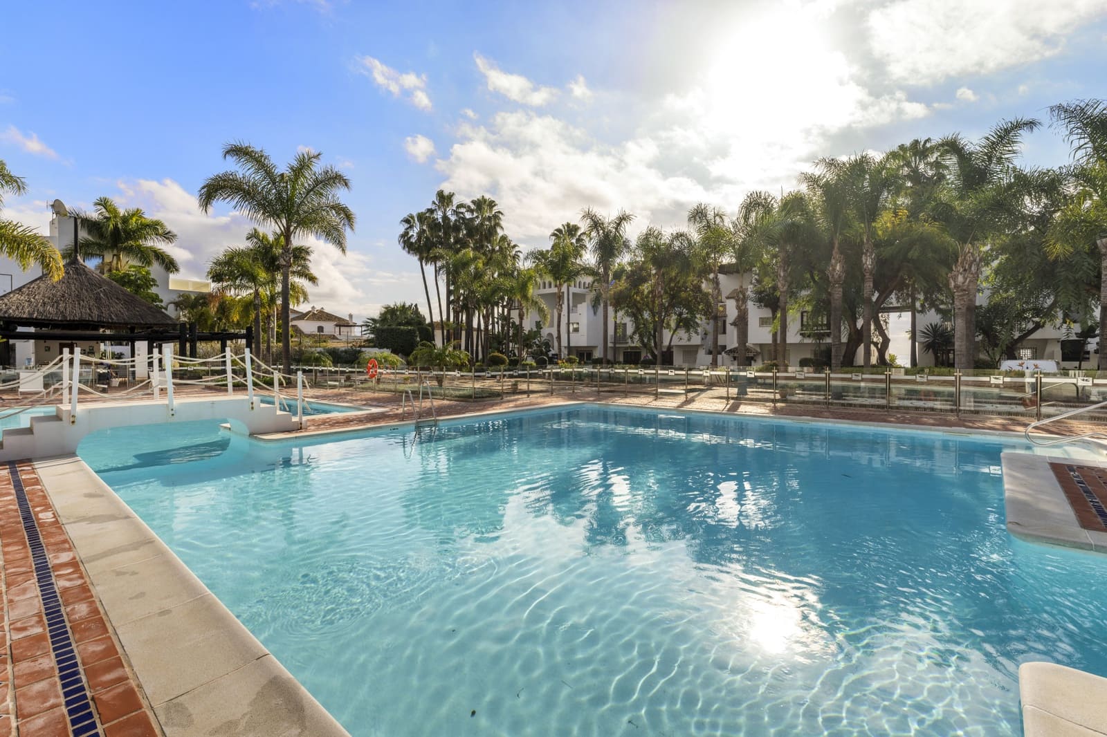 3 sypialnia Apartament na sprzedaż w Marbella z basenem garażem - 3 850 000 € (Ref: 9245862)
