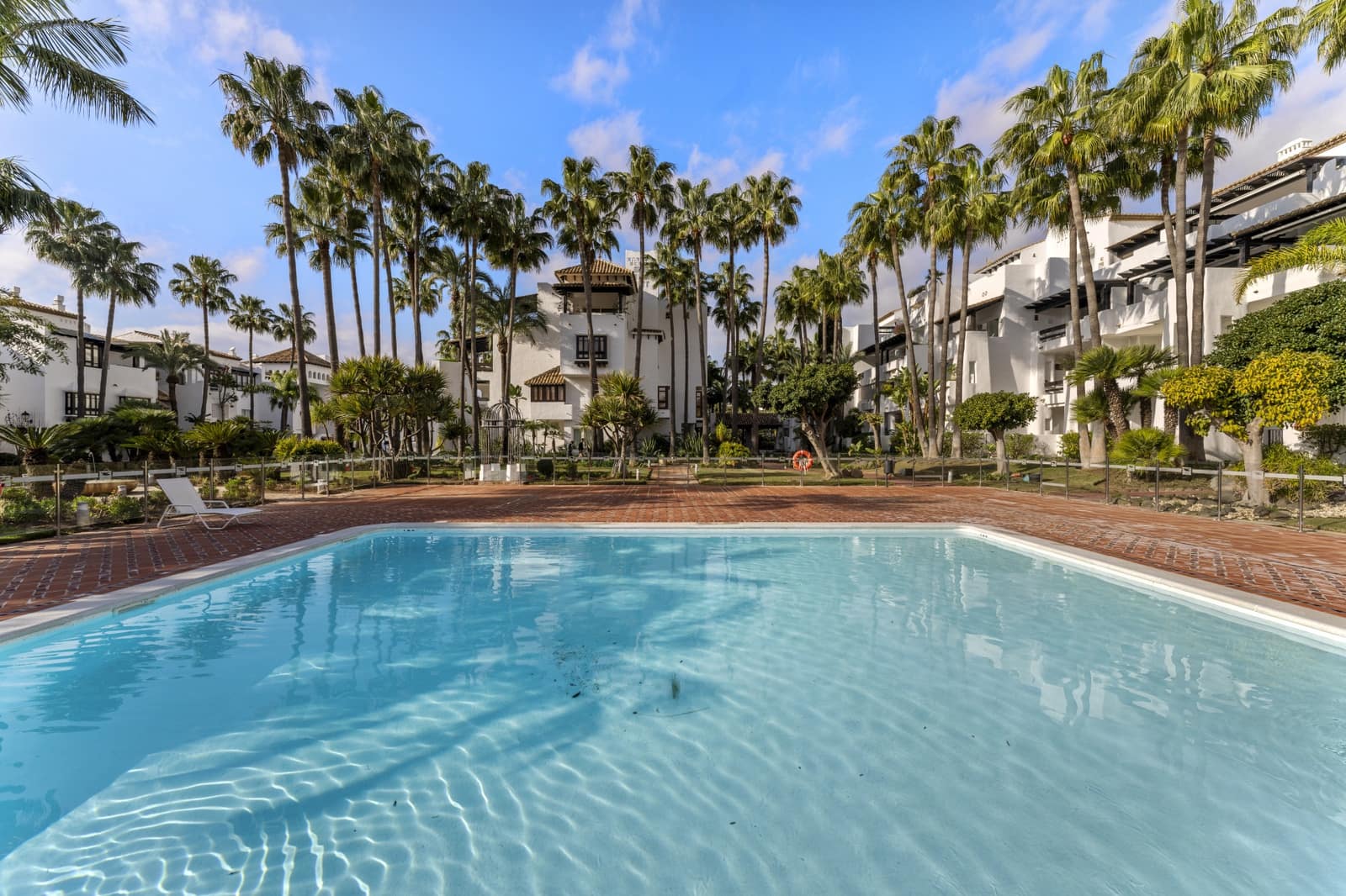 3 sypialnia Apartament na sprzedaż w Marbella z basenem garażem - 3 850 000 € (Ref: 9245862)