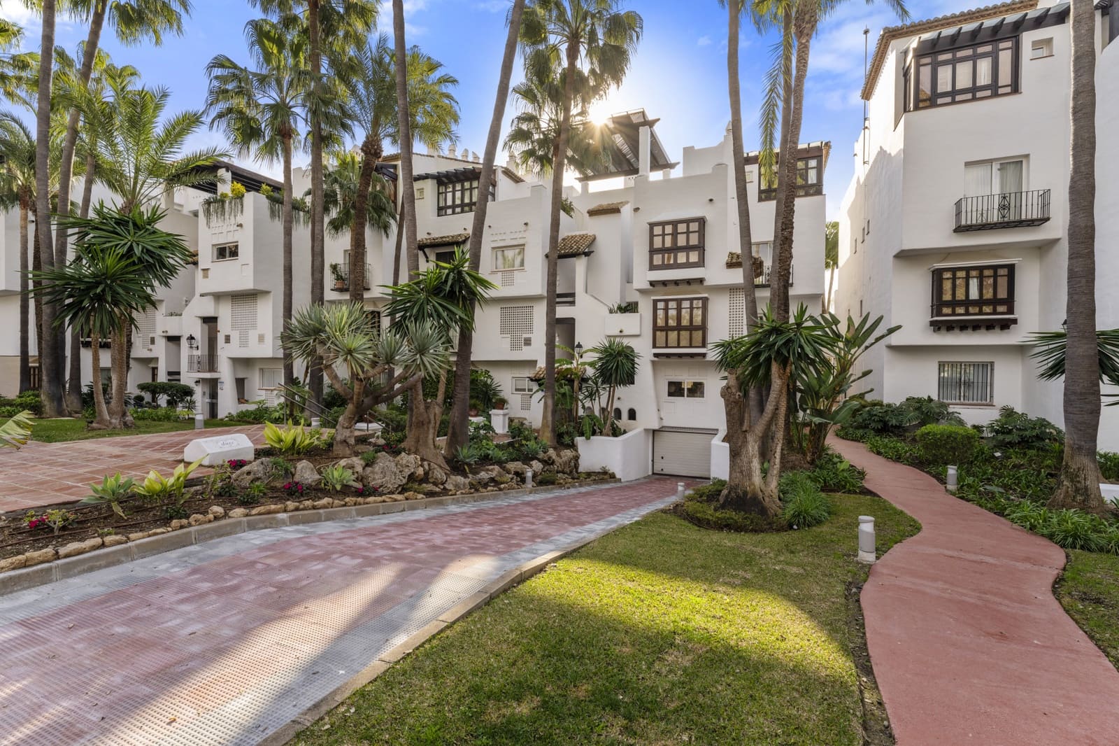 3 sypialnia Apartament na sprzedaż w Marbella z basenem garażem - 3 850 000 € (Ref: 9245862)