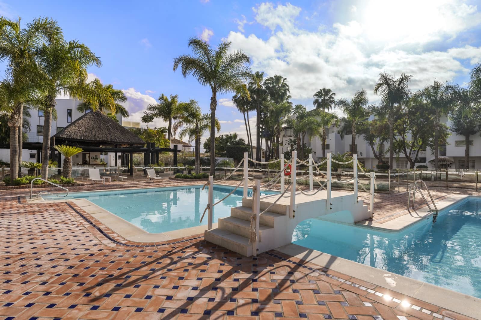 3 sypialnia Apartament na sprzedaż w Marbella z basenem garażem - 3 850 000 € (Ref: 9245862)