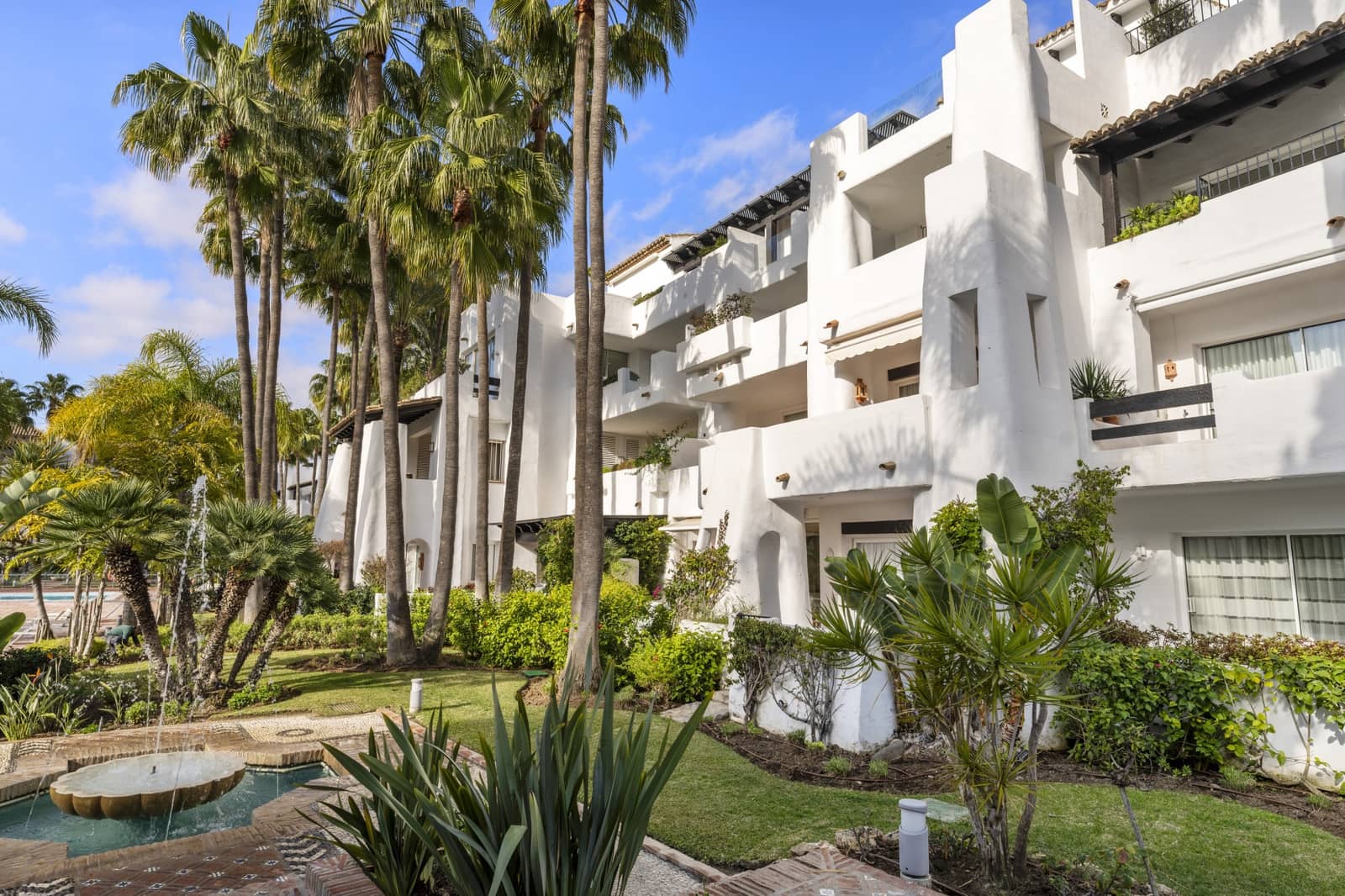 3 sypialnia Apartament na sprzedaż w Marbella z basenem garażem - 3 850 000 € (Ref: 9245862)