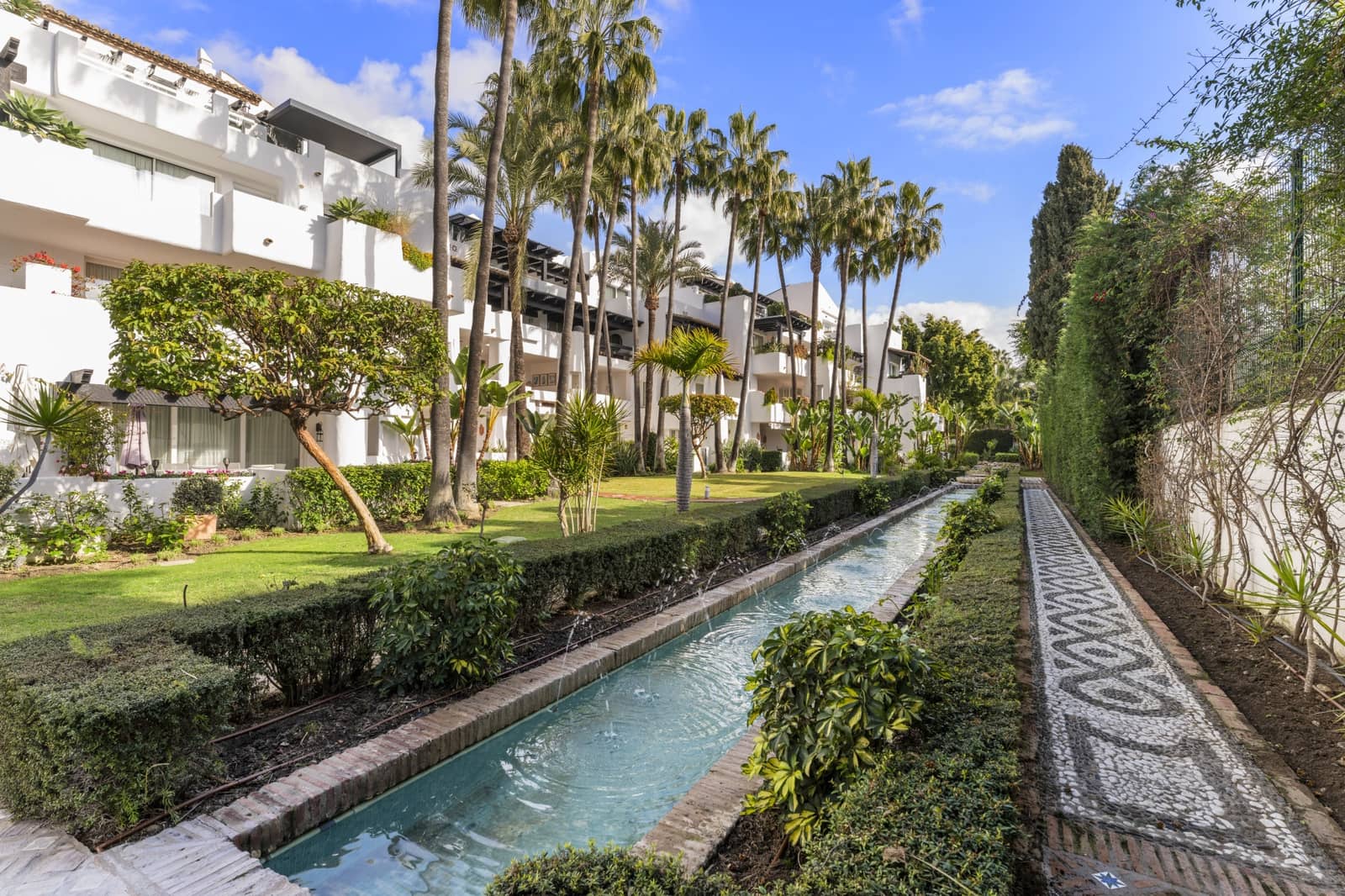 3 sypialnia Apartament na sprzedaż w Marbella z basenem garażem - 3 850 000 € (Ref: 9245862)