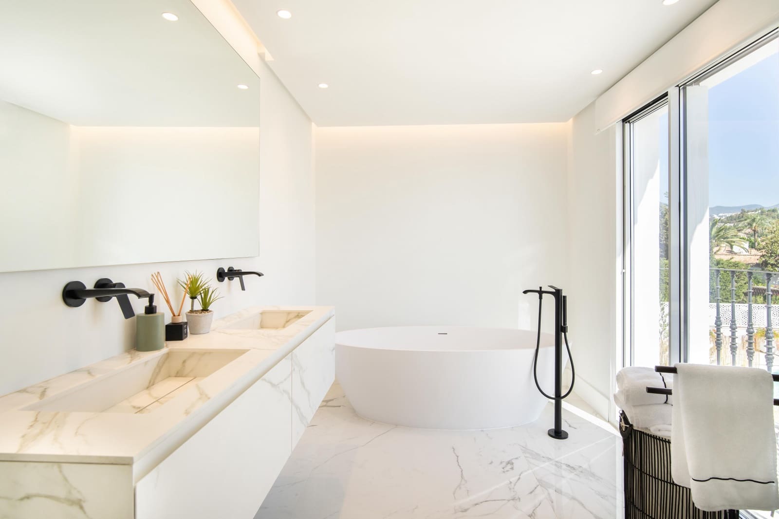 5 bedroom Villa for sale in Marbella with pool garage - € 2,750,000 (Ref: 9245874)