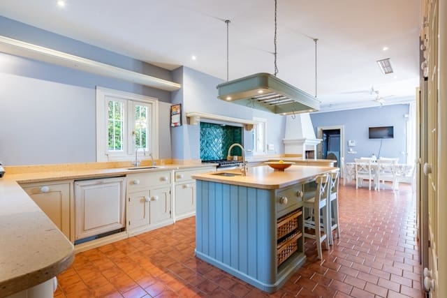 9 Zimmer Villa zu verkaufen in Benahavís mit Pool Garage - 4.550.000 € (Ref: 9245877)