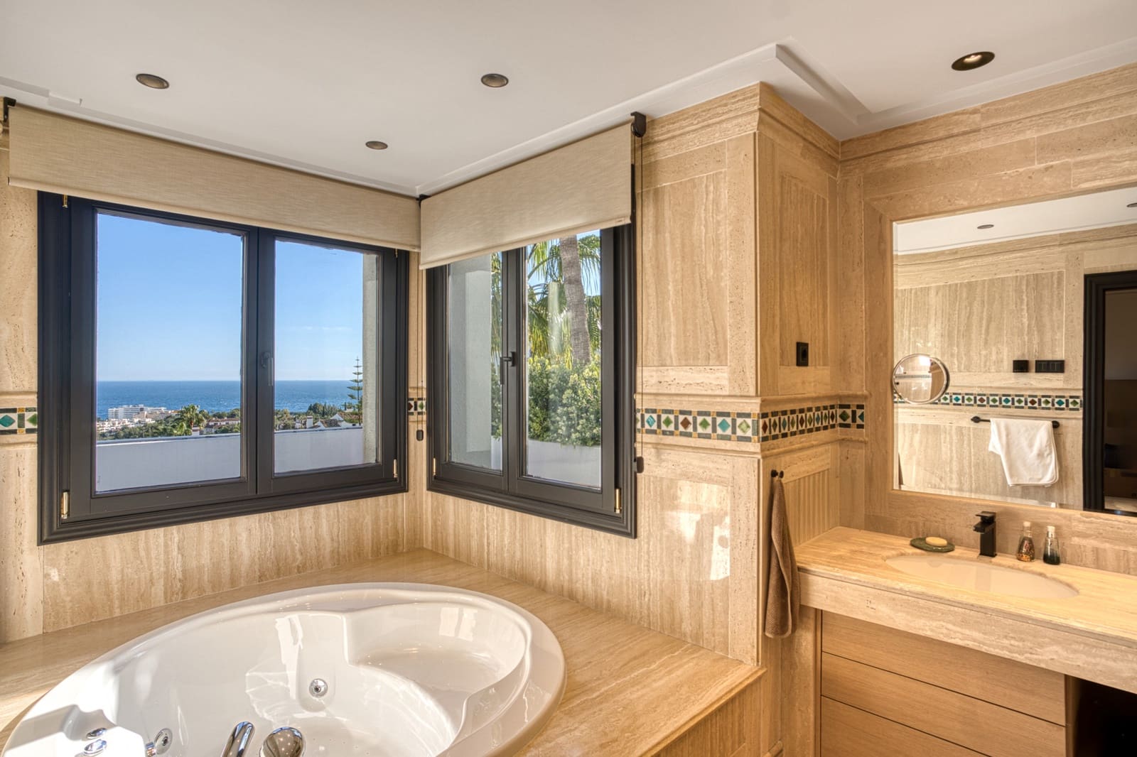 4 chambre Penthouse à vendre à Marbella avec piscine garage - 4 250 000 € (Ref: 9245890)