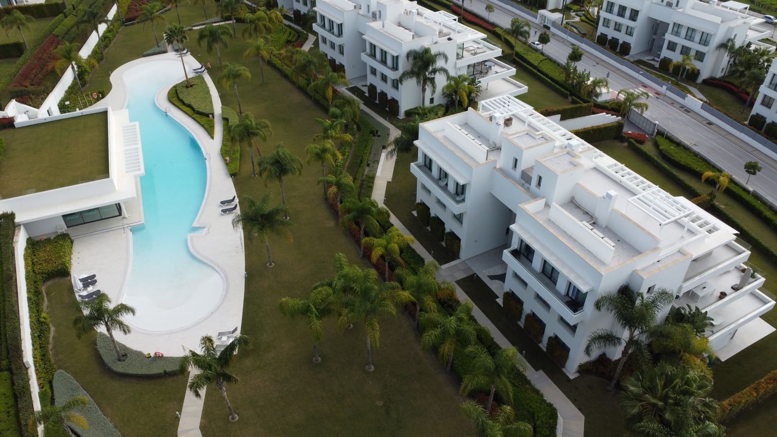 3 sovrum Lägenhet till salu i Estepona med pool garage - 940 000 € (Ref: 9245911)