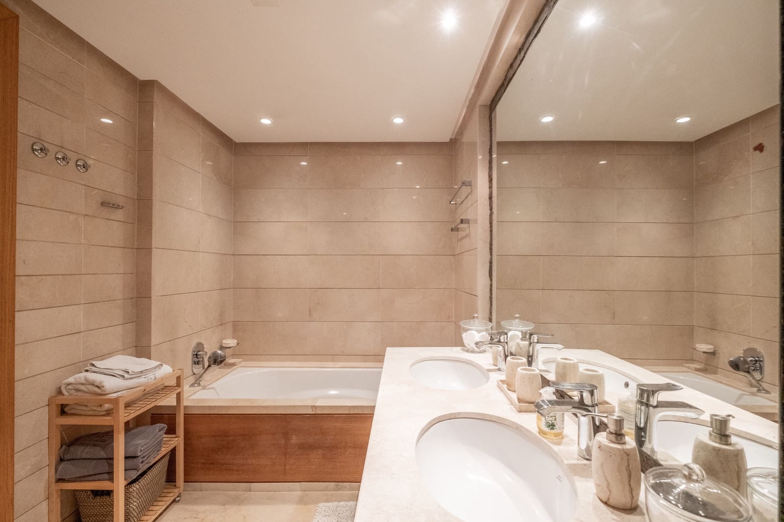 1 bedroom Apartment for sale in Marbella with pool - € 695,000 (Ref: 9245912)