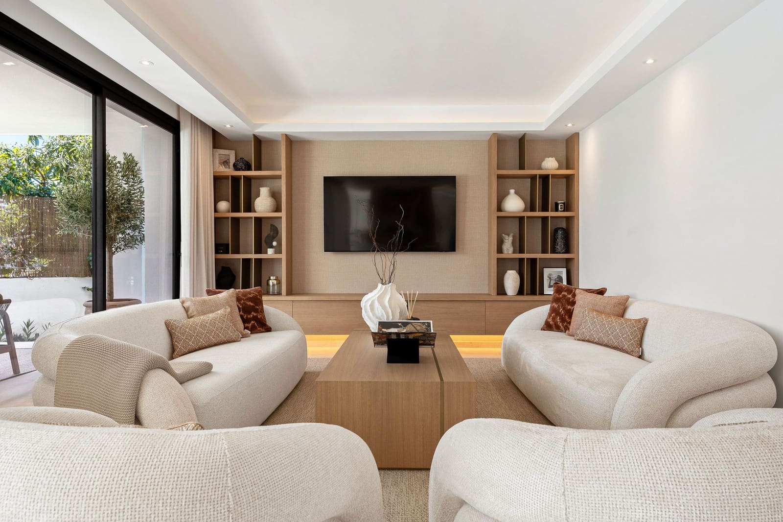 5 bedroom Villa for sale in Marbella with pool garage - € 3,650,000 (Ref: 9245915)