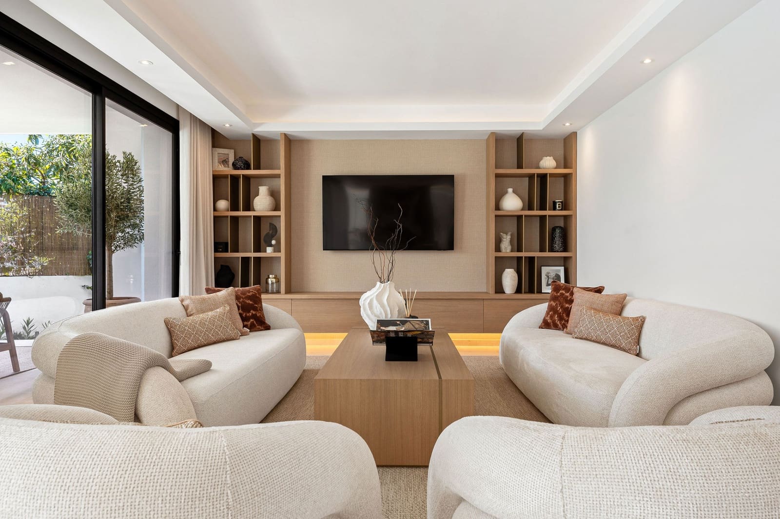 5 bedroom Villa for sale in Marbella with pool garage - € 3,650,000 (Ref: 9245915)