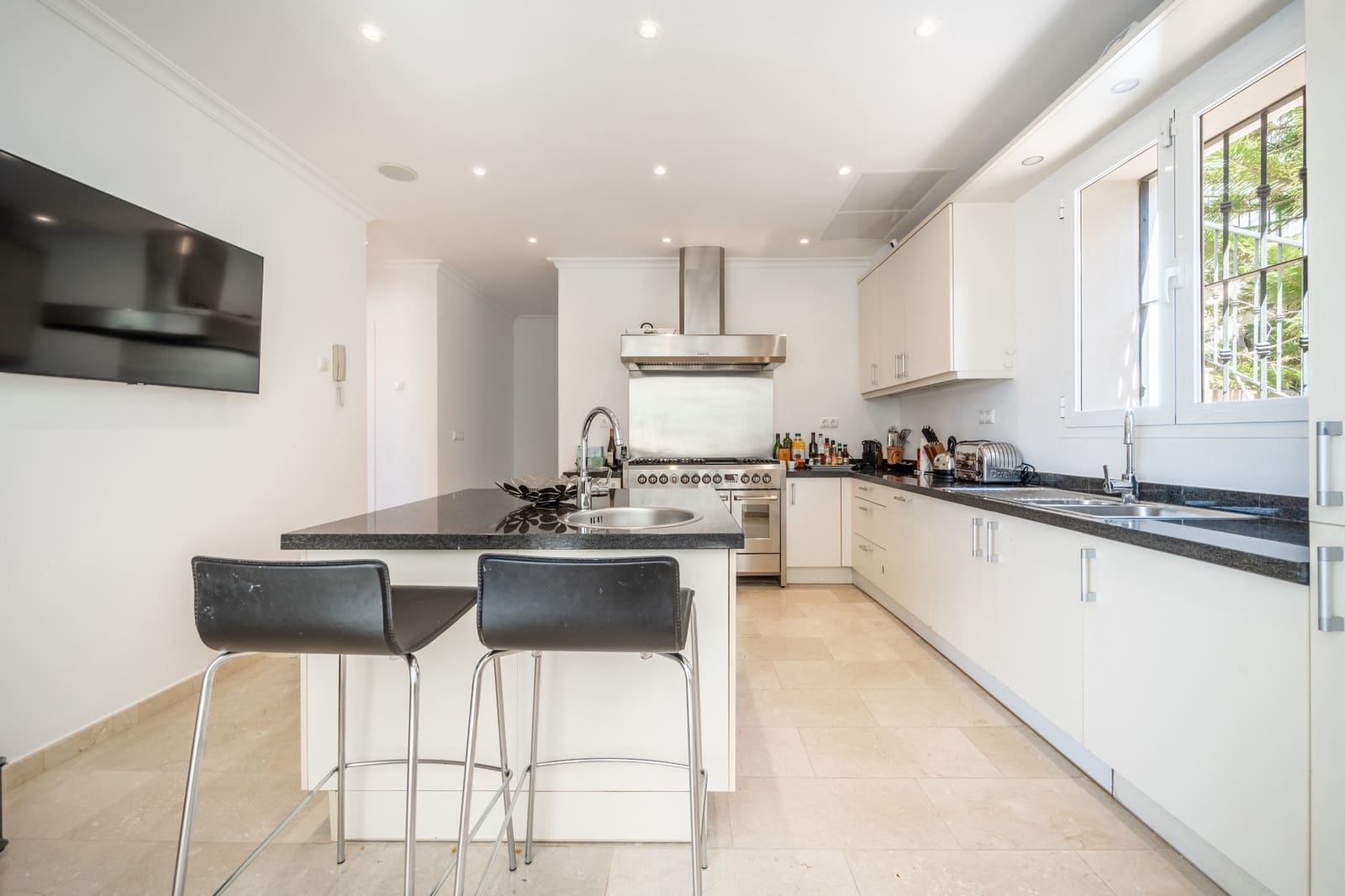 4 soverom Villa til salgs i Istan med svømmebasseng garasje - € 1 550 000 (Ref: 9245917)