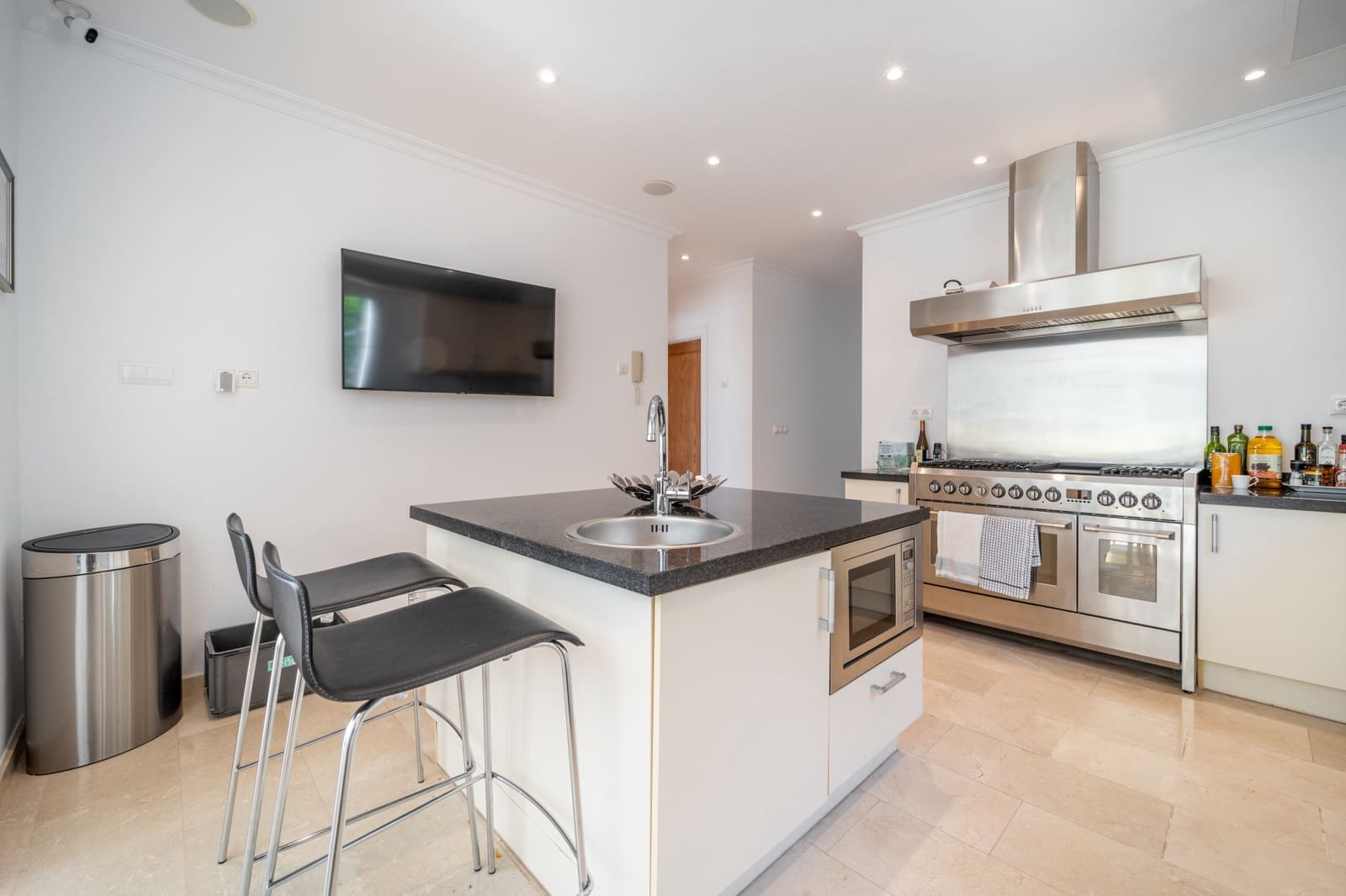 4 soverom Villa til salgs i Istan med svømmebasseng garasje - € 1 550 000 (Ref: 9245917)