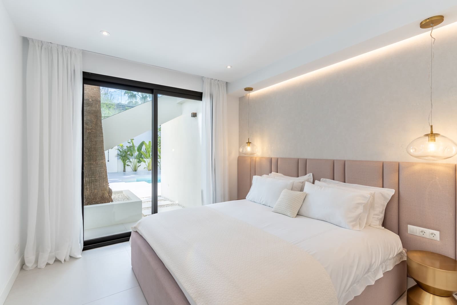 4 bedroom Villa for sale in Marbella with pool garage - € 3,669,000 (Ref: 9245921)