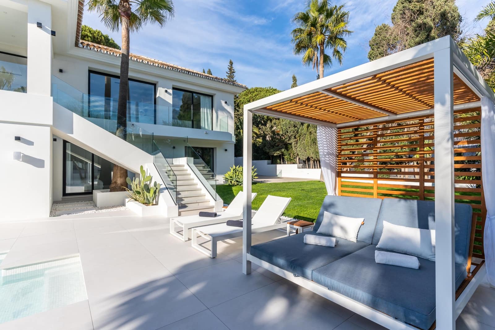 4 bedroom Villa for sale in Marbella with pool garage - € 3,669,000 (Ref: 9245921)
