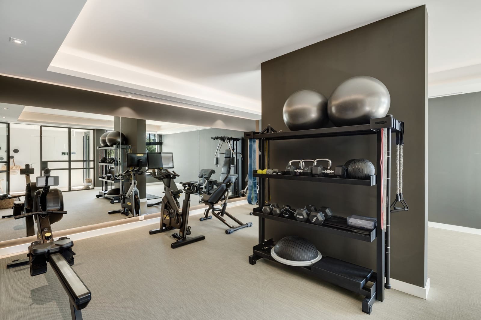 6 bedroom Villa for sale in La Quinta with pool garage - € 7,895,000 (Ref: 9245923)