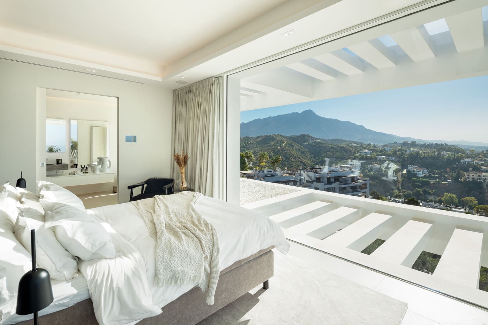 6 bedroom Villa for sale in La Quinta with pool garage - € 7,895,000 (Ref: 9245923)