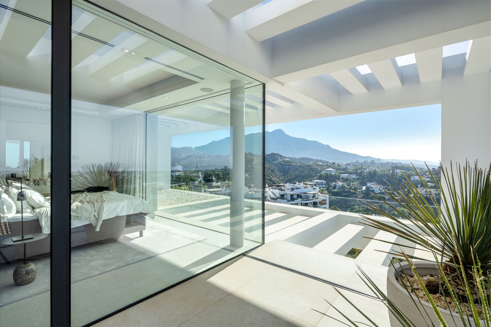 6 bedroom Villa for sale in La Quinta with pool garage - € 7,895,000 (Ref: 9245923)
