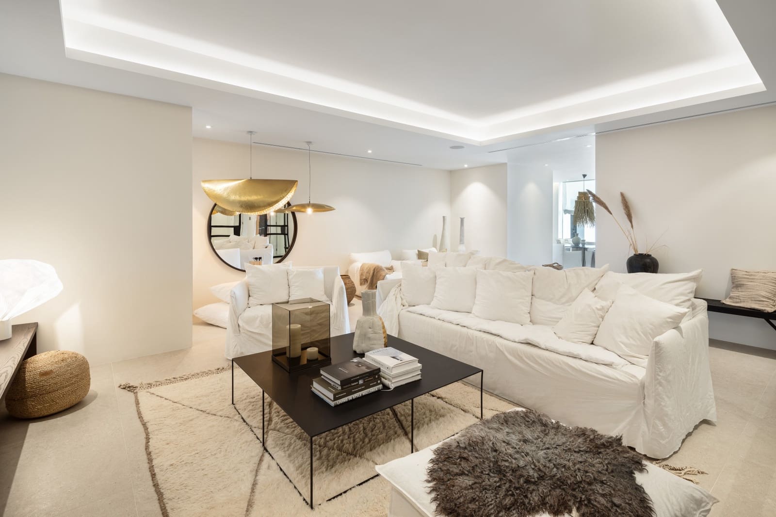6 bedroom Villa for sale in La Quinta with pool garage - € 7,895,000 (Ref: 9245923)