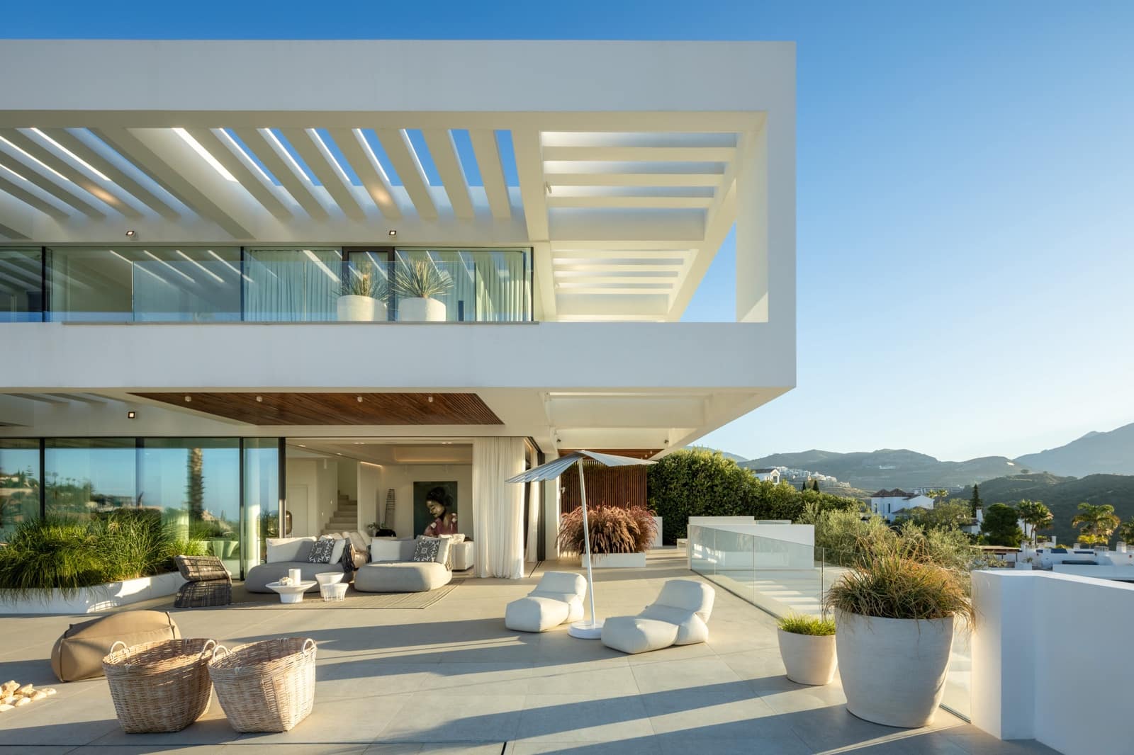 6 bedroom Villa for sale in La Quinta with pool garage - € 7,895,000 (Ref: 9245923)
