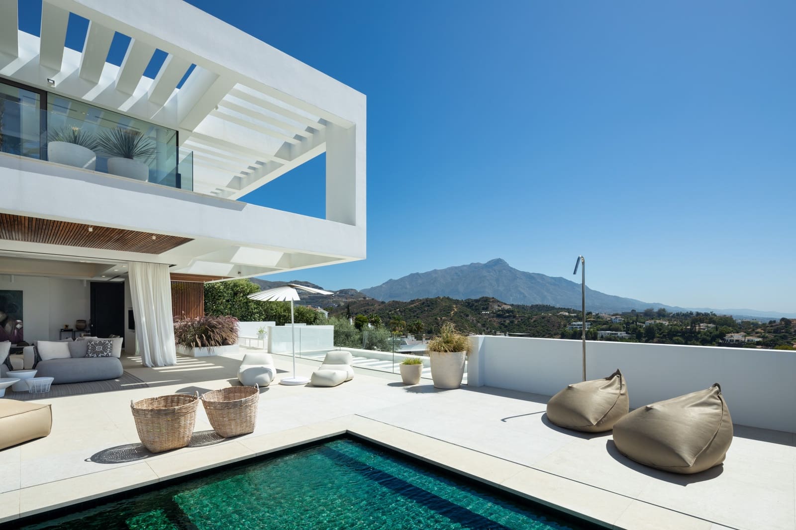 6 bedroom Villa for sale in La Quinta with pool garage - € 7,895,000 (Ref: 9245923)