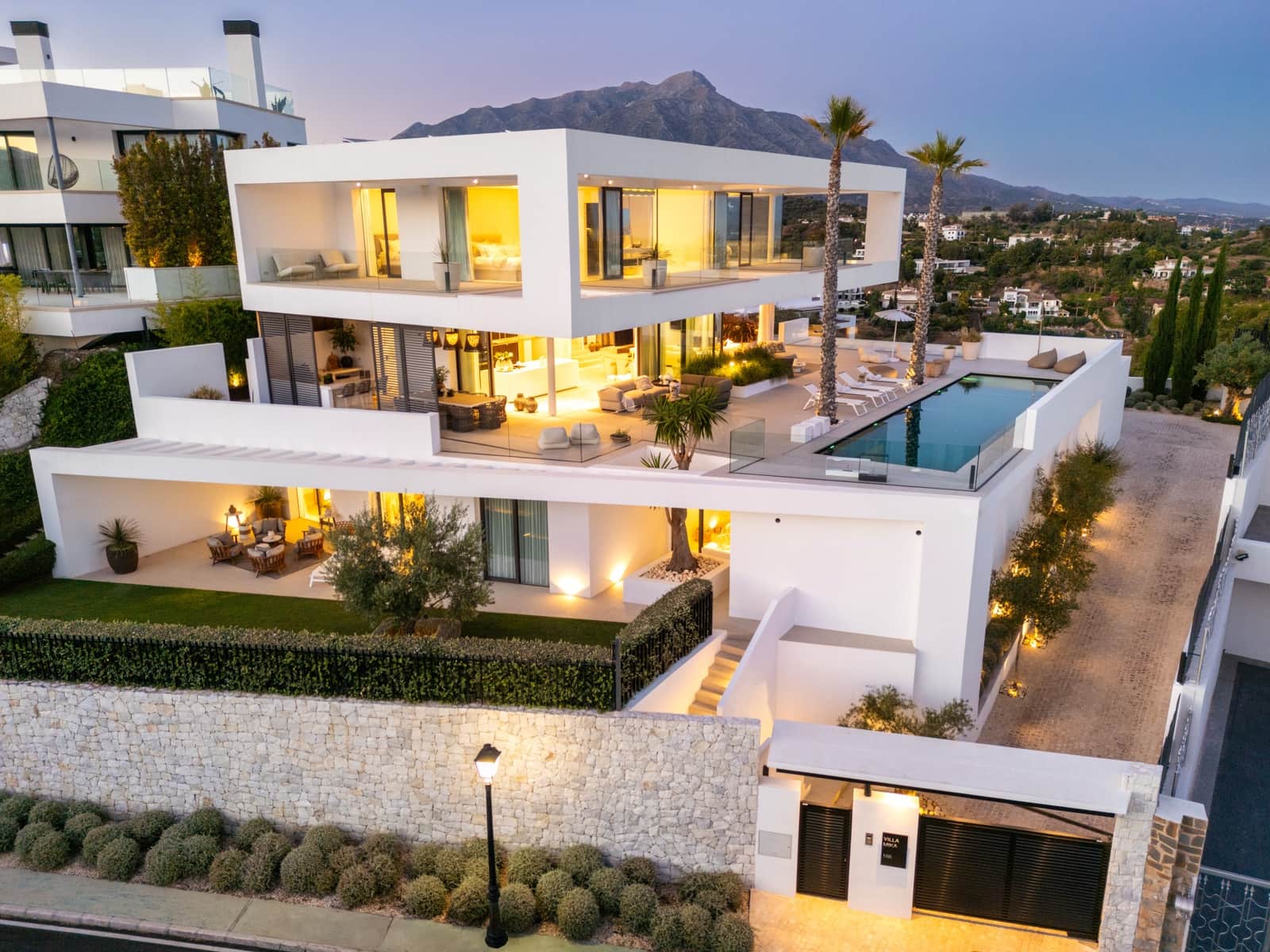 6 bedroom Villa for sale in La Quinta with pool garage - € 7,895,000 (Ref: 9245923)