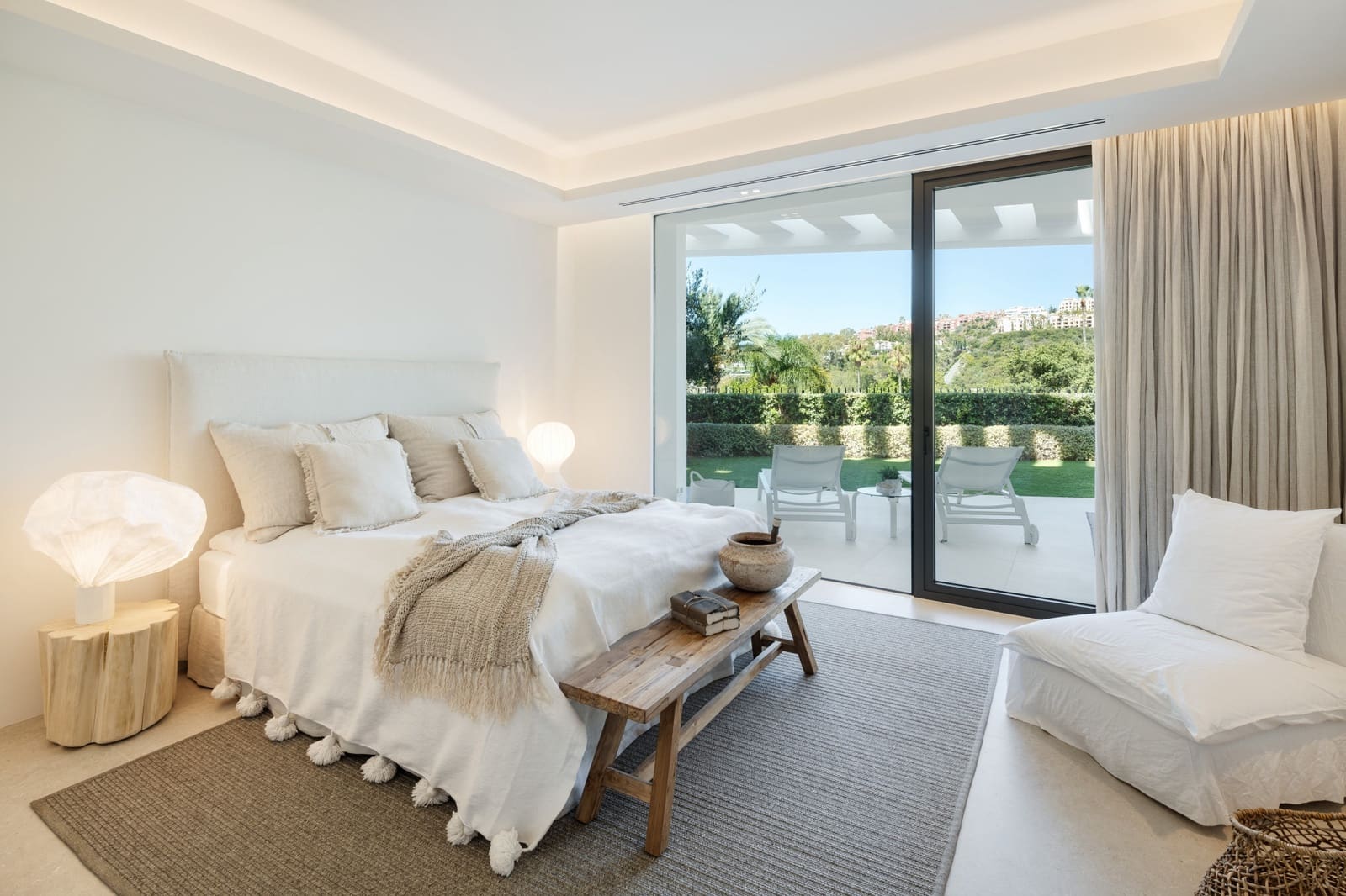 6 bedroom Villa for sale in La Quinta with pool garage - € 7,895,000 (Ref: 9245923)