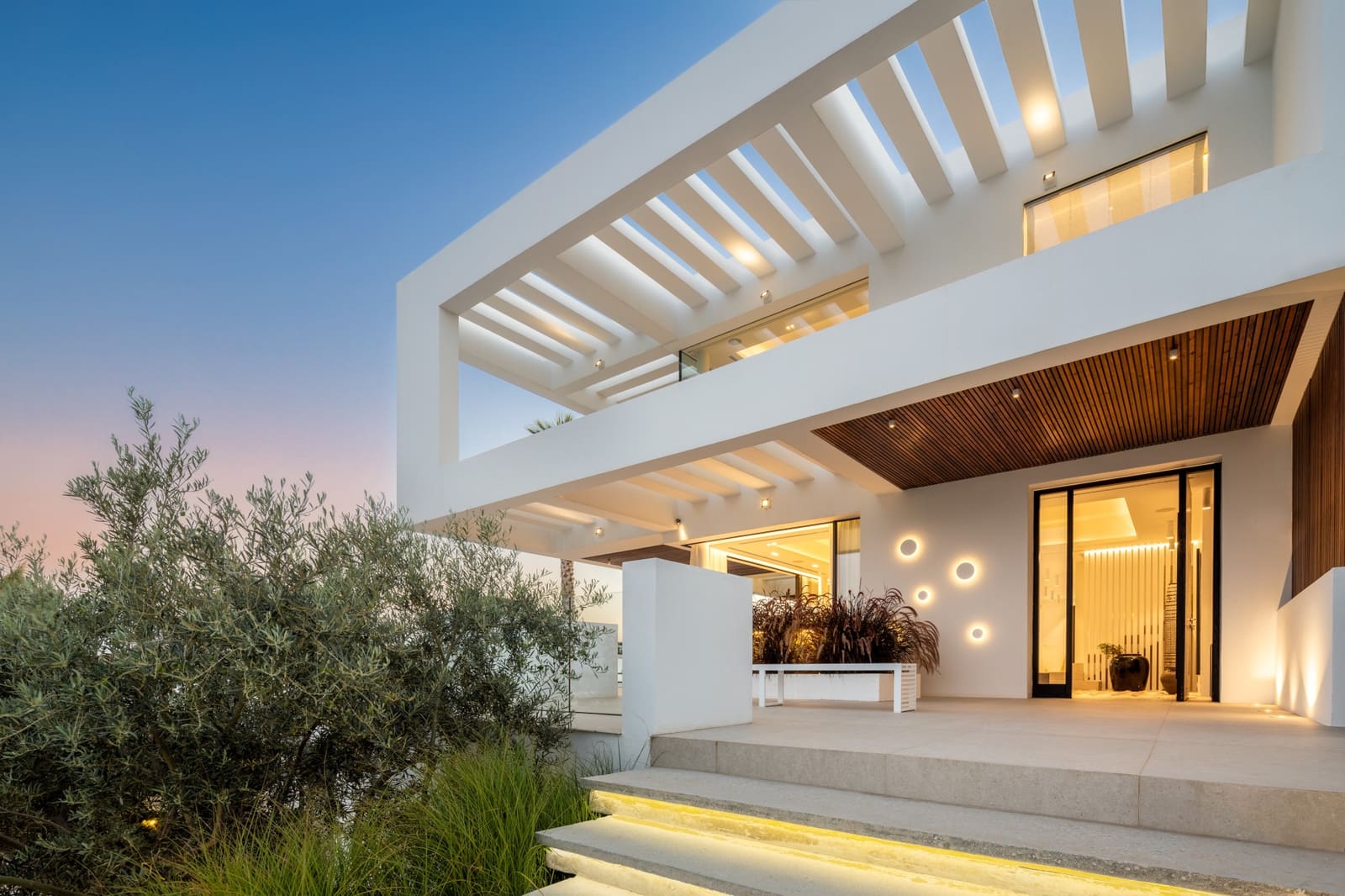 6 bedroom Villa for sale in La Quinta with pool garage - € 7,895,000 (Ref: 9245923)