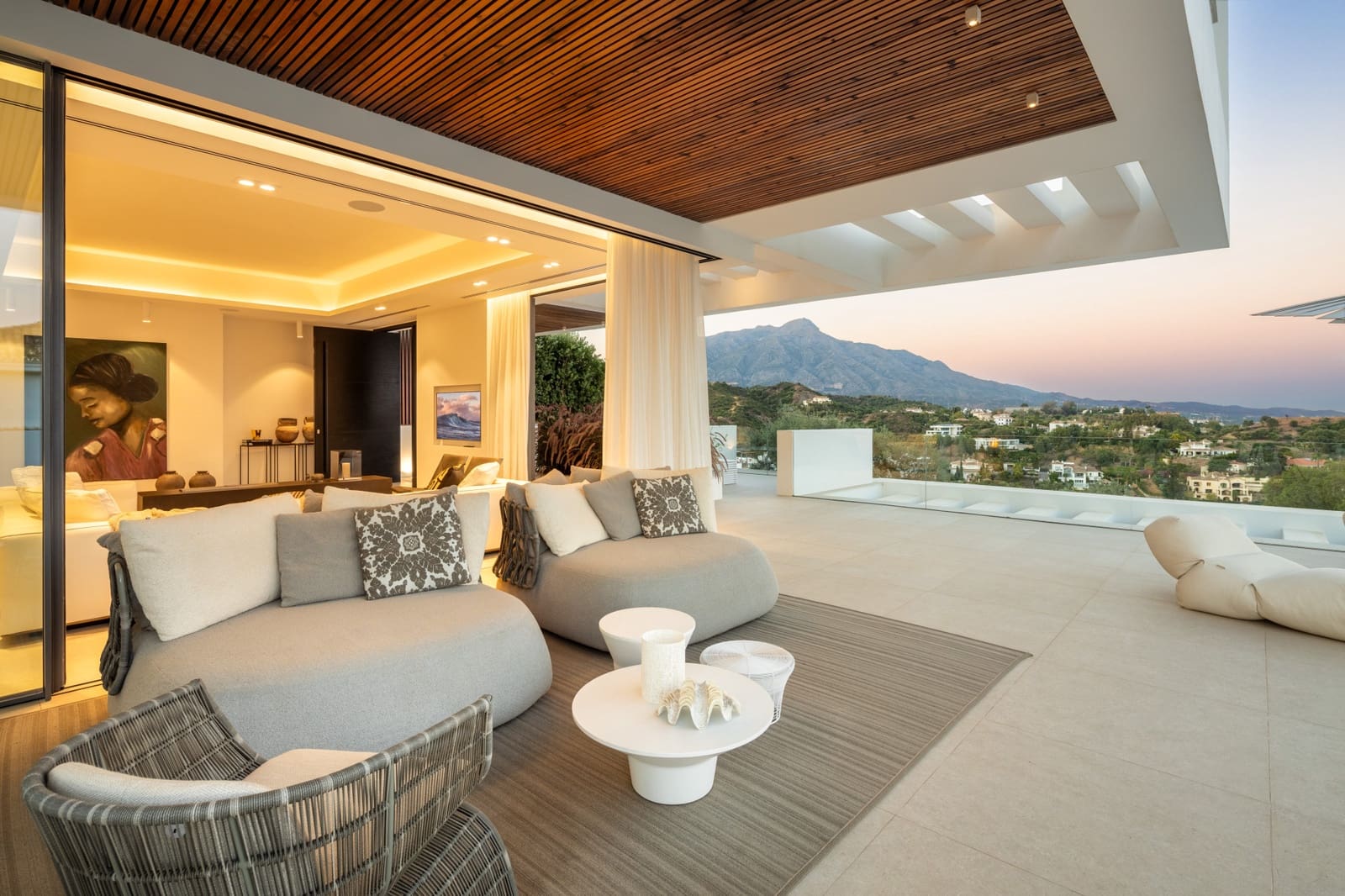 6 bedroom Villa for sale in La Quinta with pool garage - € 7,895,000 (Ref: 9245923)