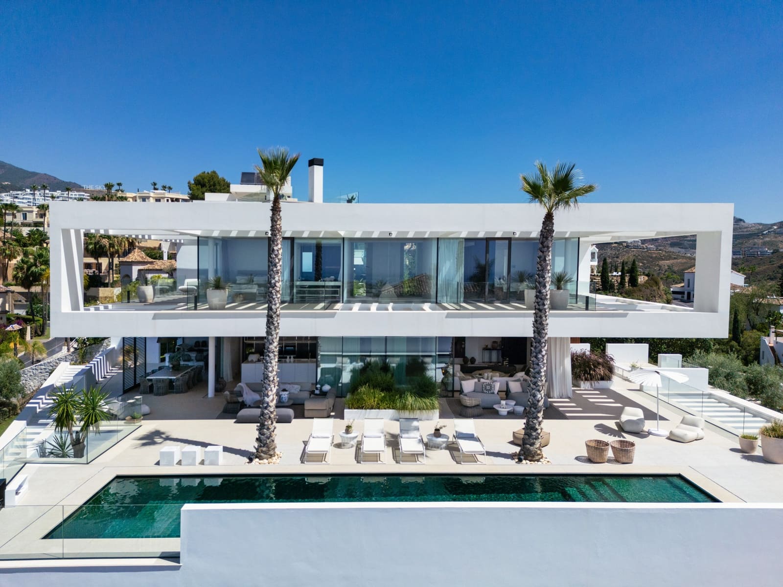 6 bedroom Villa for sale in La Quinta with pool garage - € 7,895,000 (Ref: 9245923)