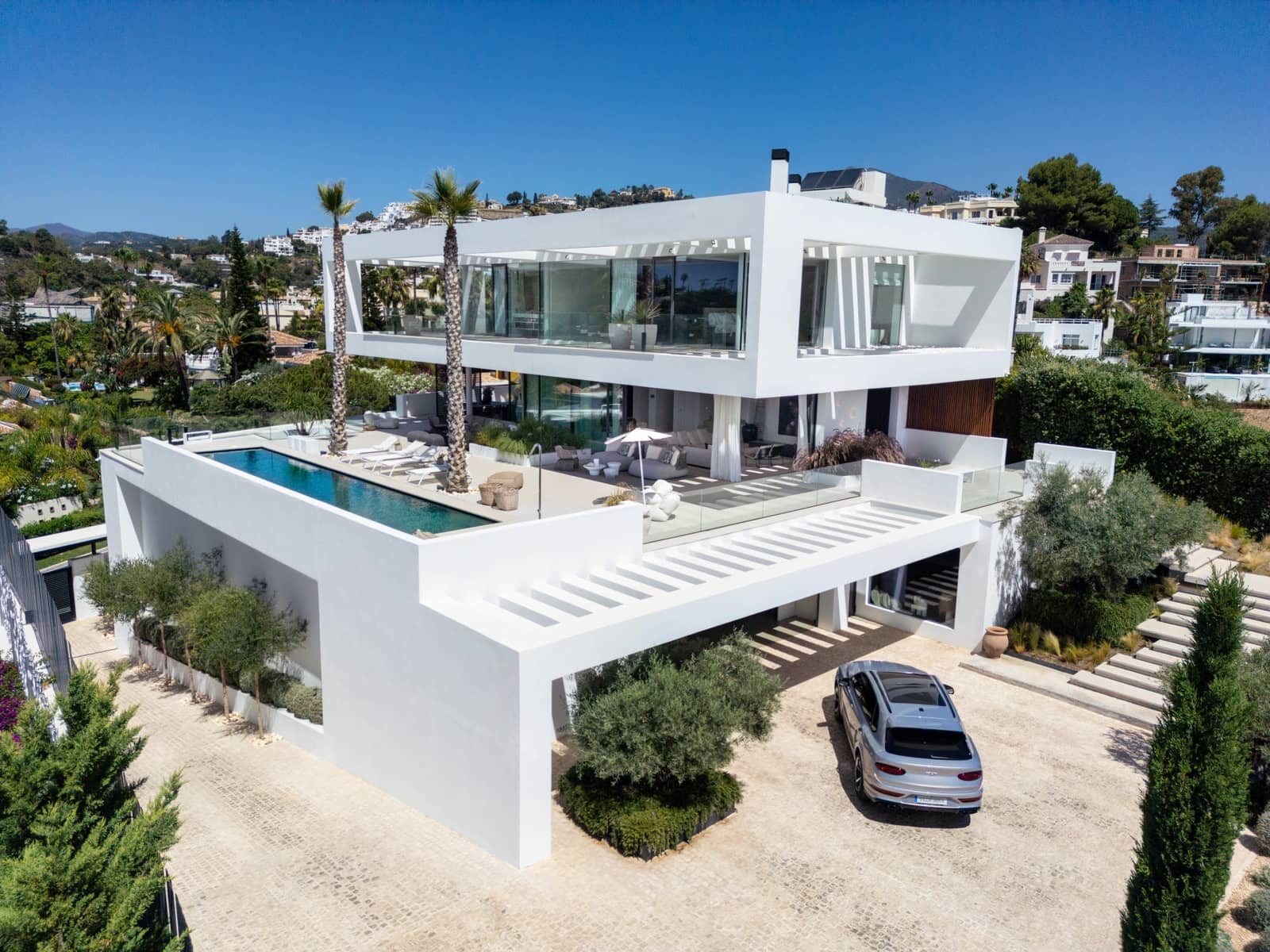 6 bedroom Villa for sale in La Quinta with pool garage - € 7,895,000 (Ref: 9245923)