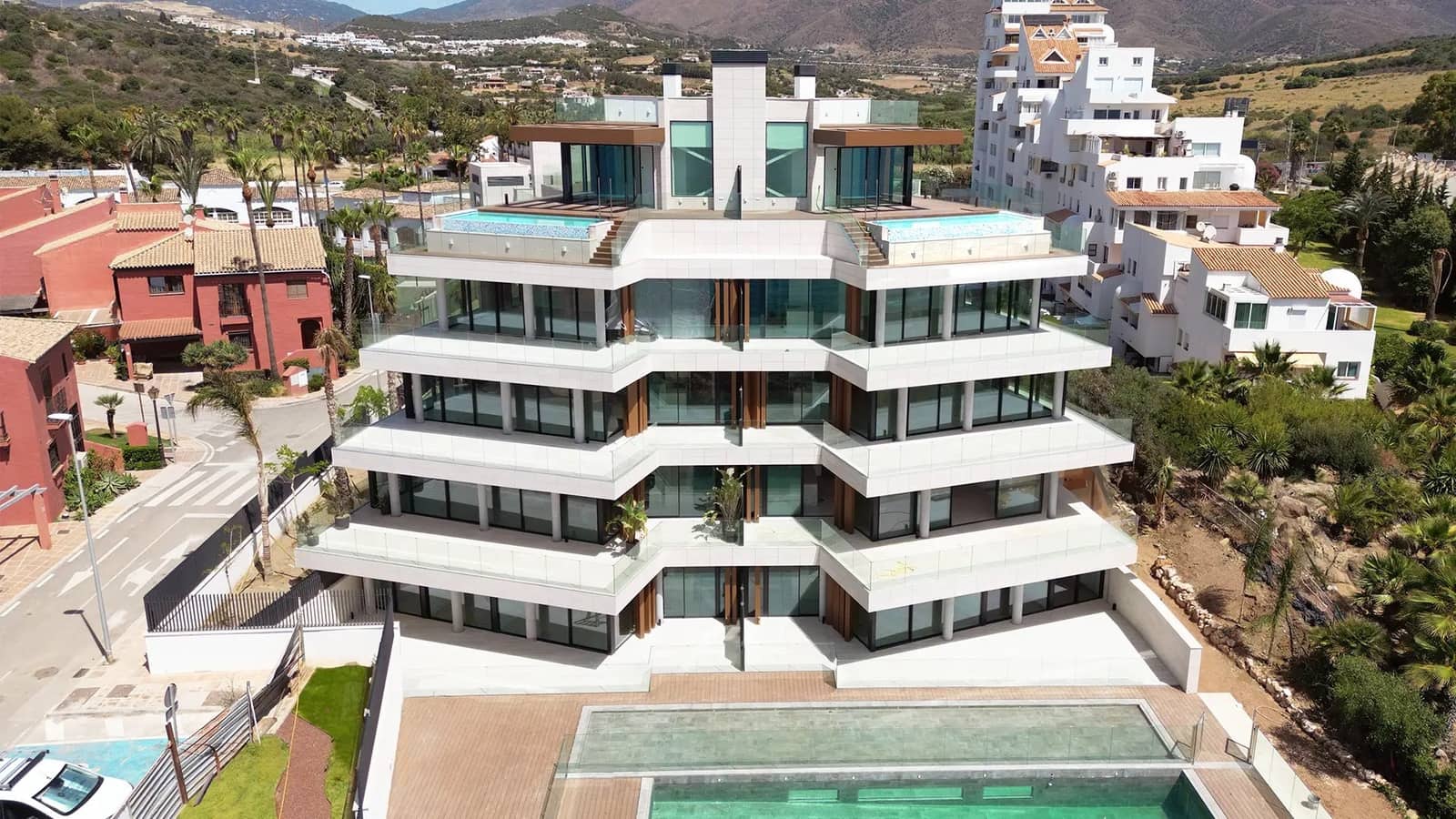 2 slaapkamer Appartement te koop in Estepona met zwembad garage - € 1.280.000 (Ref: 9245926)