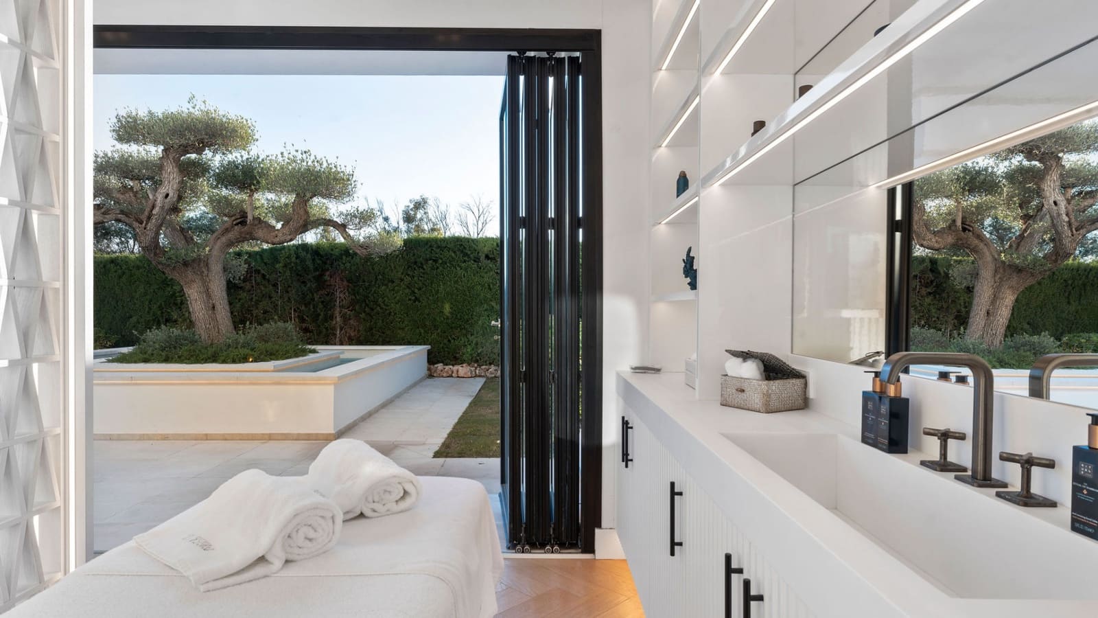 7 sypialnia Willa na sprzedaż w Marbella z basenem garażem - 3 990 000 € (Ref: 9245936)