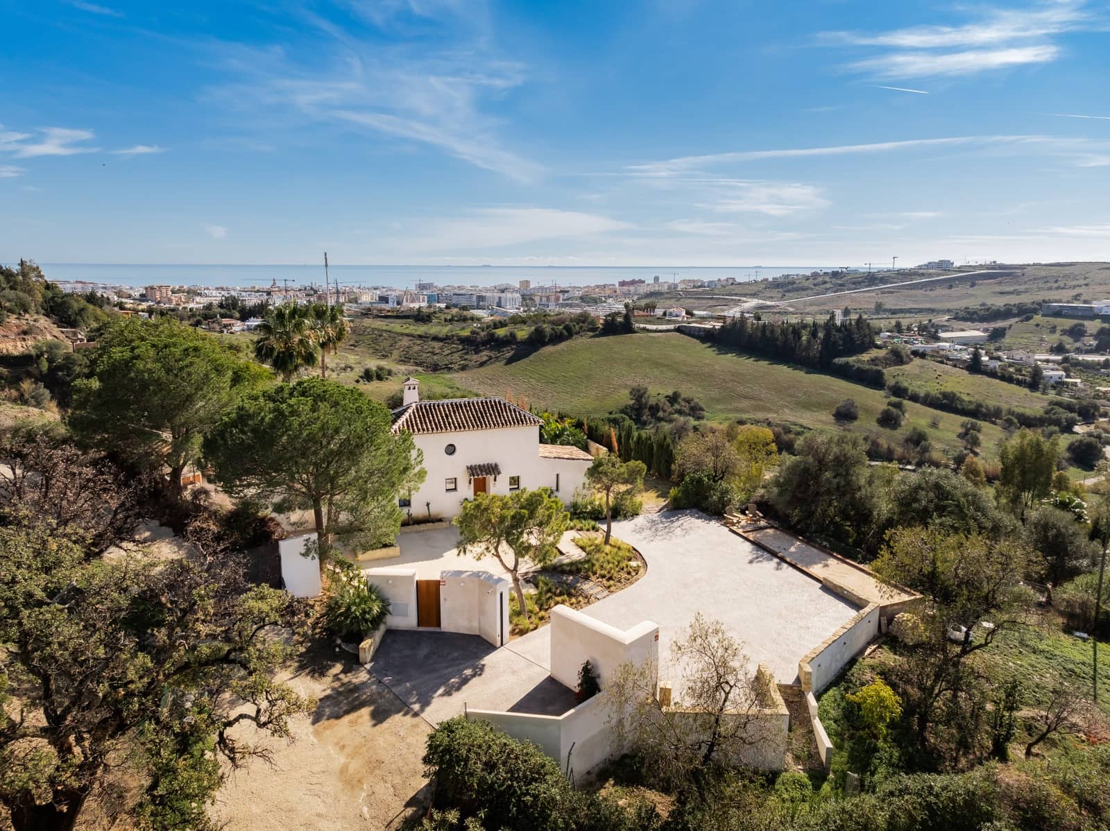 6 bedroom Villa for sale in Estepona with pool garage - € 2,395,000 (Ref: 9245937)