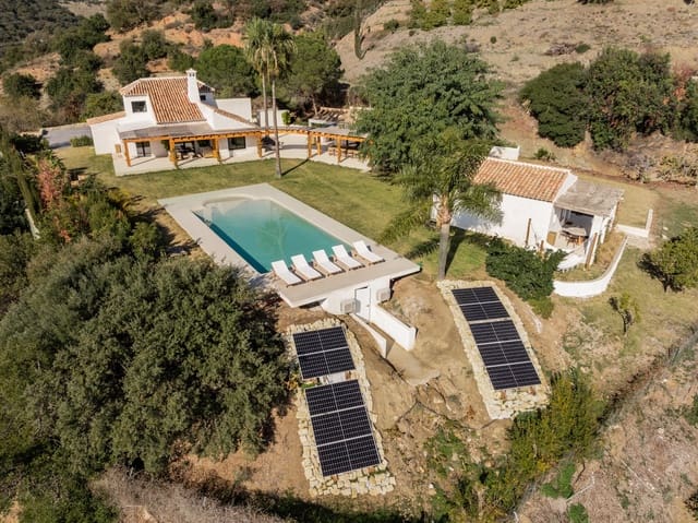 Chalet de 6 habitaciones en Estepona en venta con piscina garaje - 2.395.000 € (Ref: 9245937)