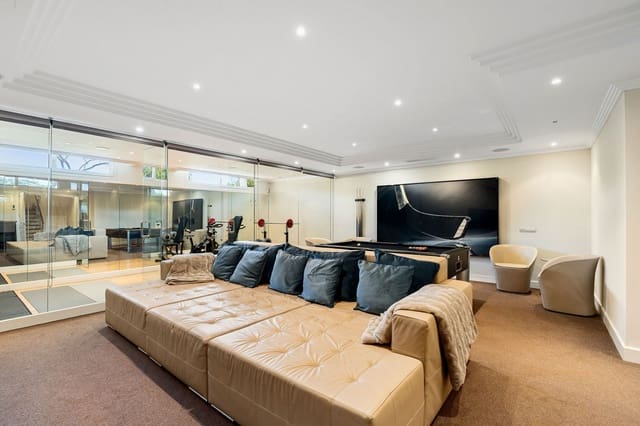 5 bedroom Villa for sale in Marbella with pool garage - € 3,295,000 (Ref: 9245938)