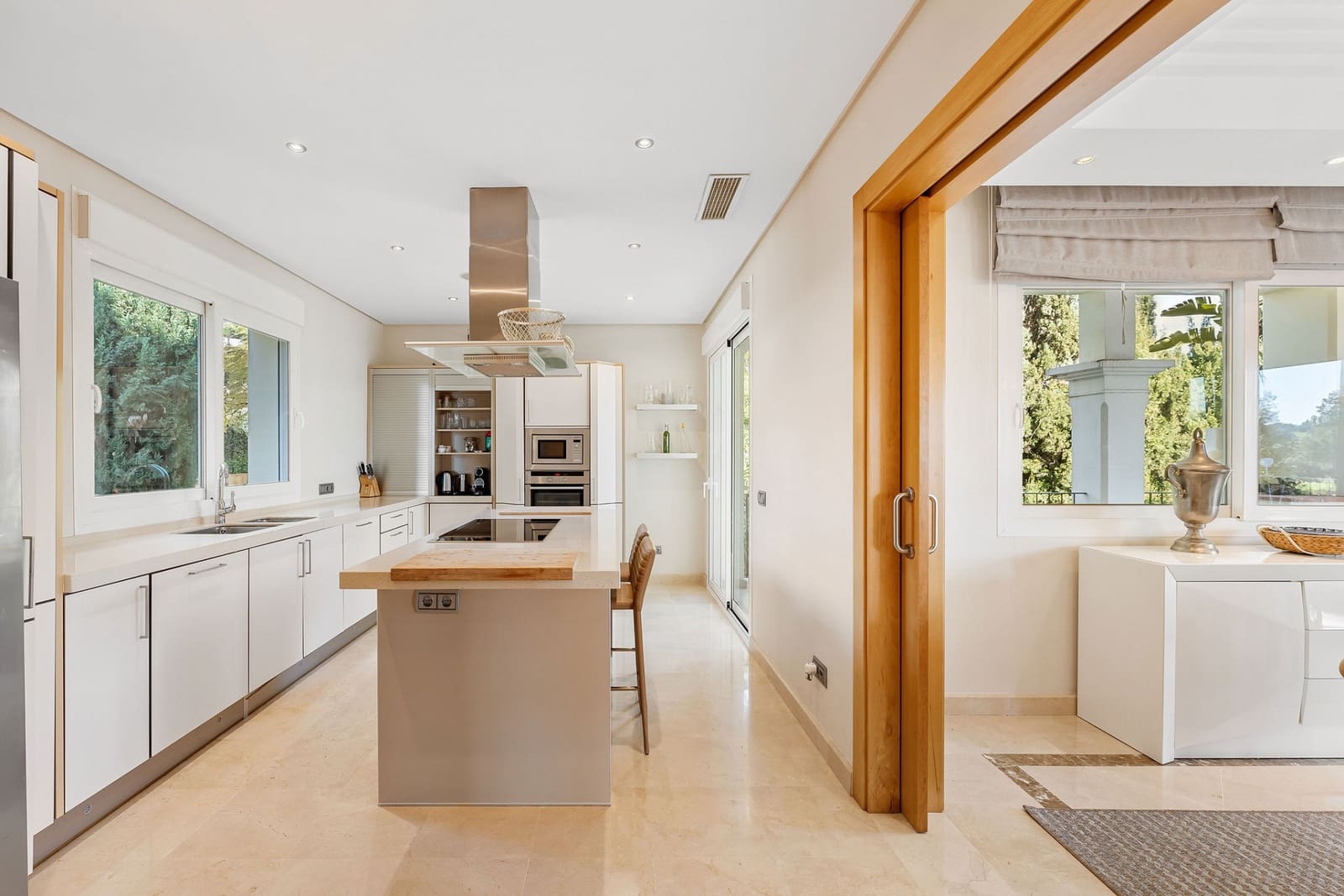 5 bedroom Villa for sale in Marbella with pool garage - € 3,295,000 (Ref: 9245938)