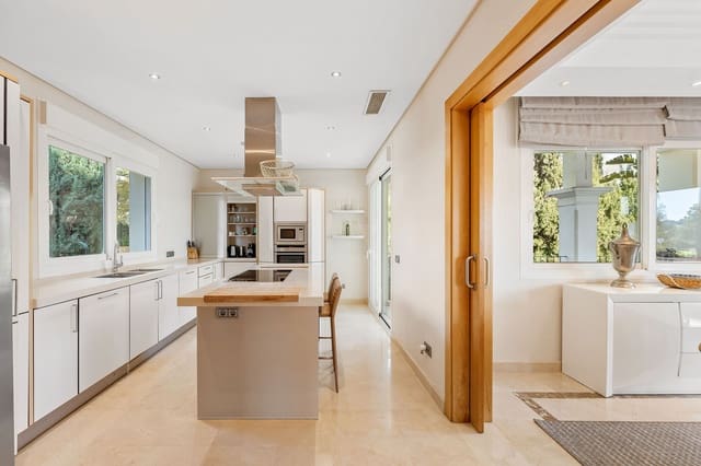 5 bedroom Villa for sale in Marbella with pool garage - € 3,295,000 (Ref: 9245938)