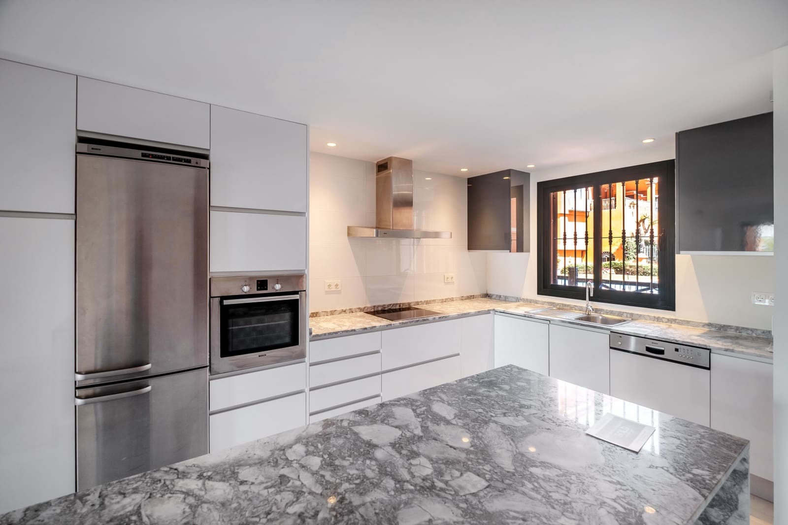 2 soverom Leilighet til salgs i Monte Halcones med svømmebasseng garasje - € 675 000 (Ref: 9245959)