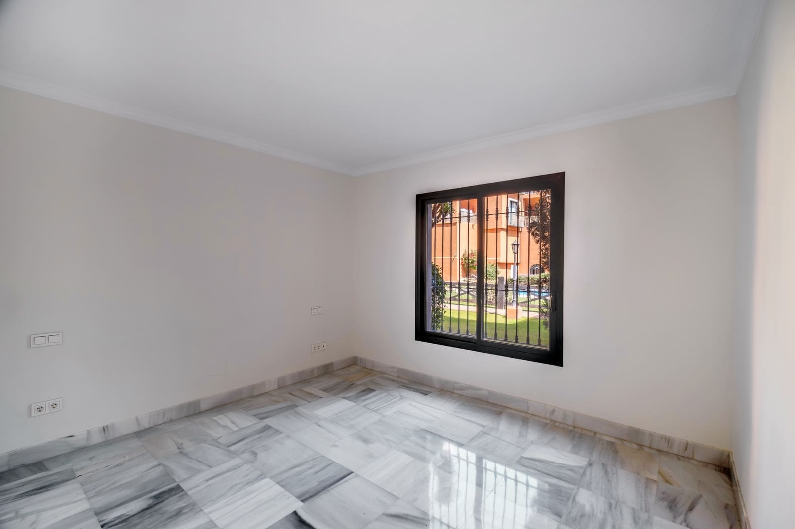 2 soverom Leilighet til salgs i Monte Halcones med svømmebasseng garasje - € 675 000 (Ref: 9245959)