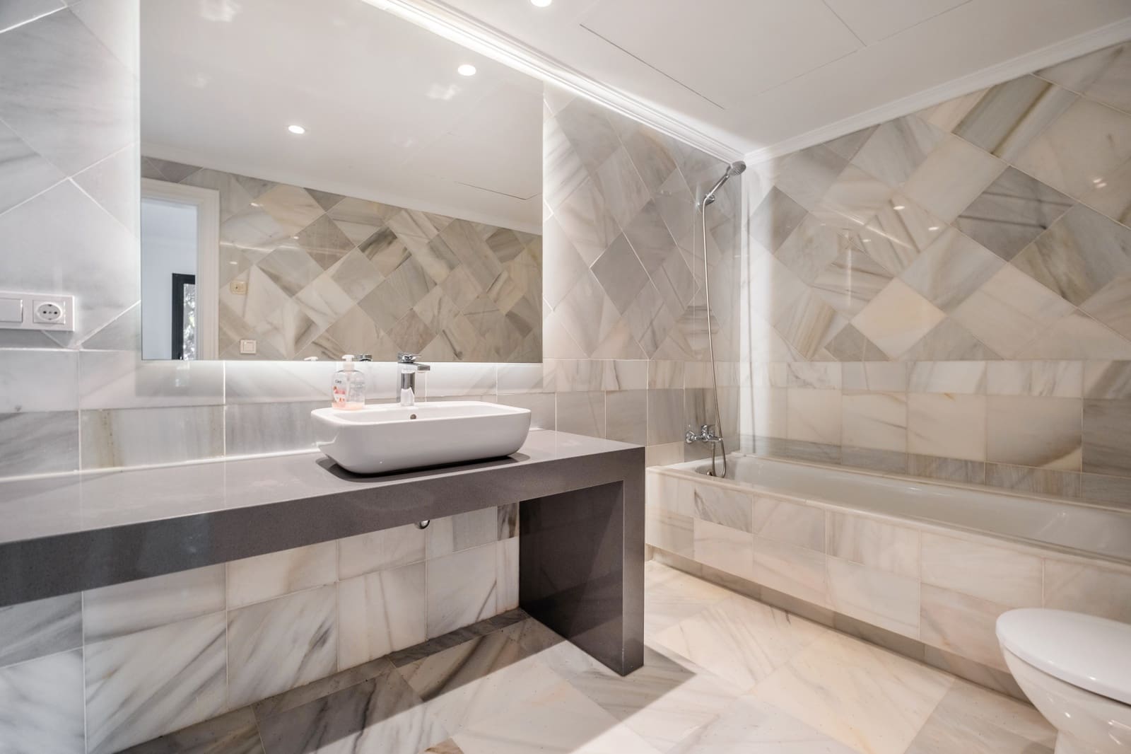 2 soverom Leilighet til salgs i Monte Halcones med svømmebasseng garasje - € 675 000 (Ref: 9245959)