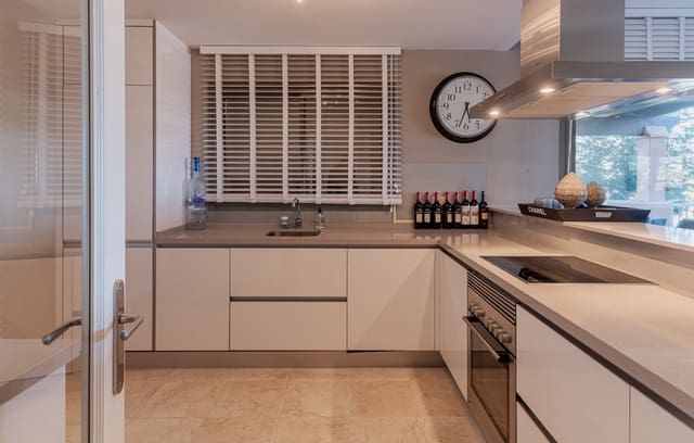 3 quarto Penthouse para venda em Estepona com piscina garagem - 829 000 € (Ref: 9245962)