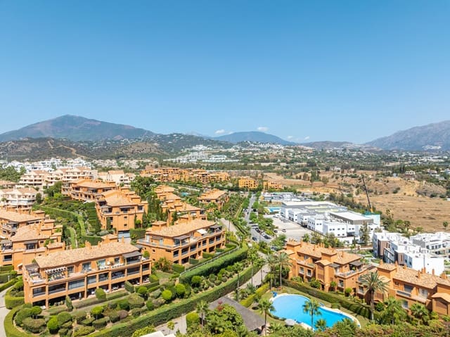 3 quarto Penthouse para venda em Estepona com piscina garagem - 829 000 € (Ref: 9245962)